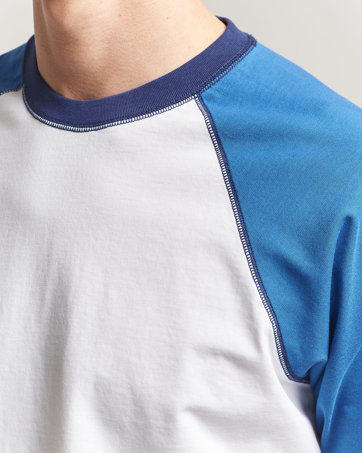 Herr | T-Shirts | Drake's | Two Tone Raglan T-Shirt White/Blue