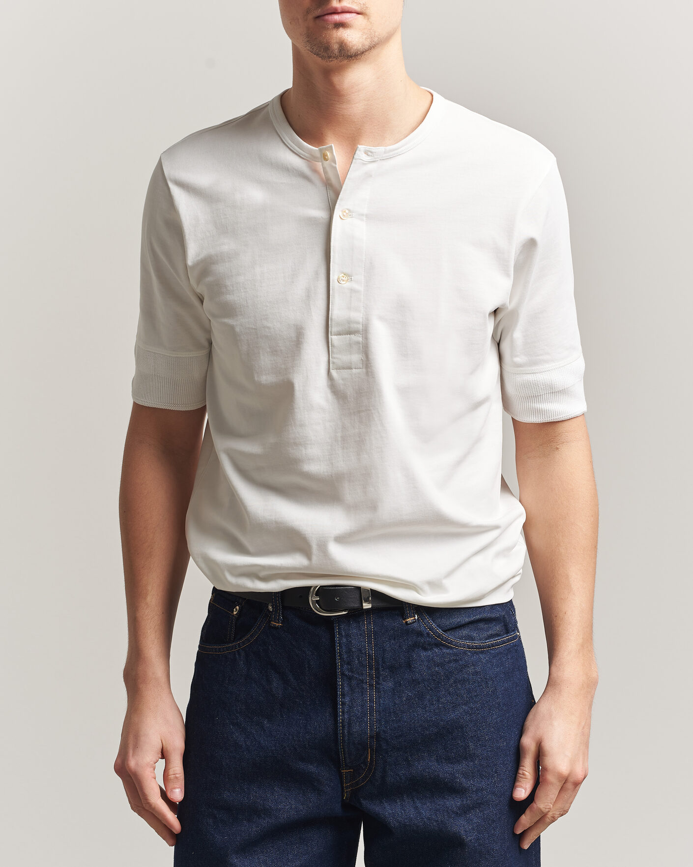 Herr | T-Shirts | Merz b. Schwanen | Classic Organic Cotton Short Sleeve Henley White
