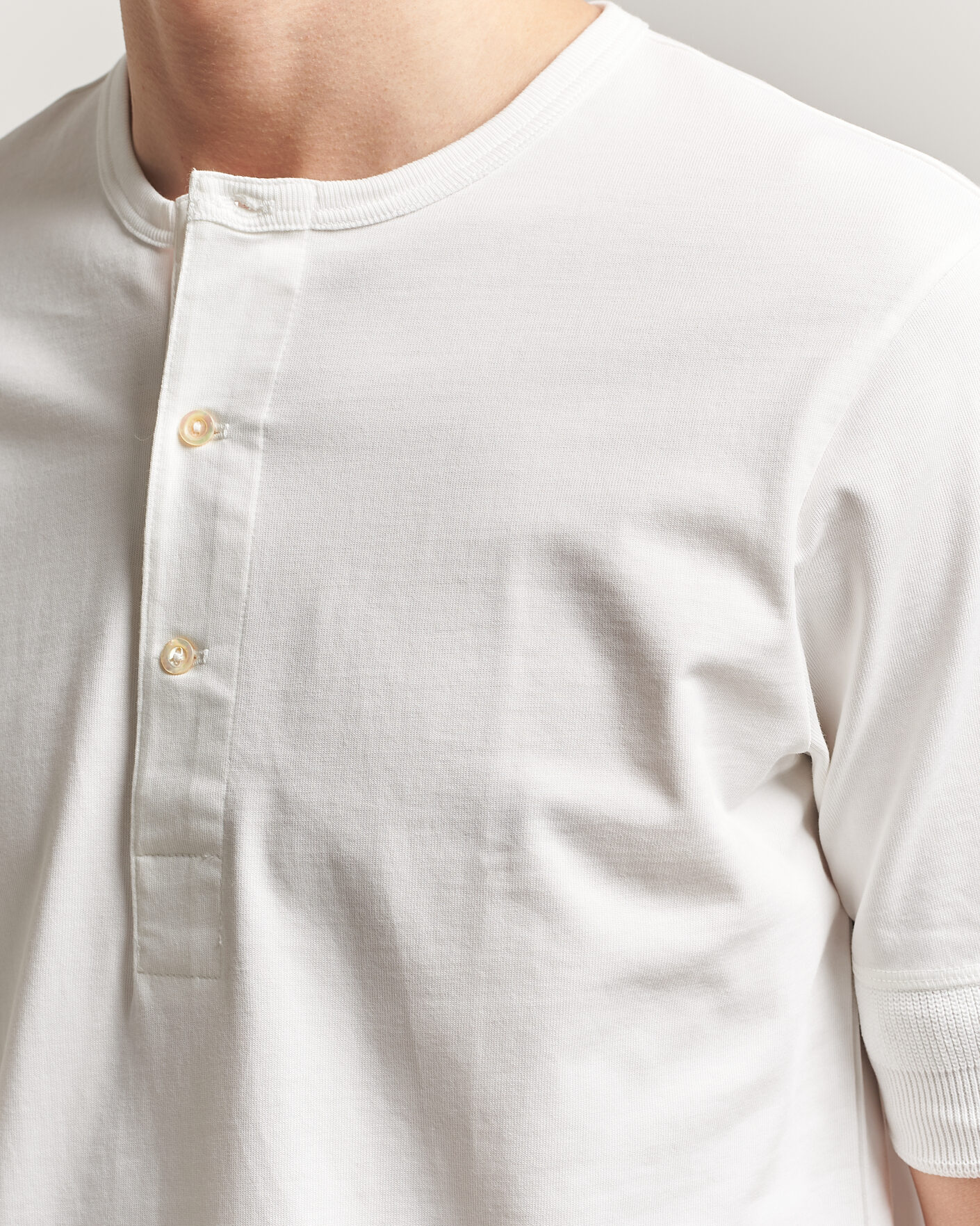 Herr | T-Shirts | Merz b. Schwanen | Classic Organic Cotton Short Sleeve Henley White