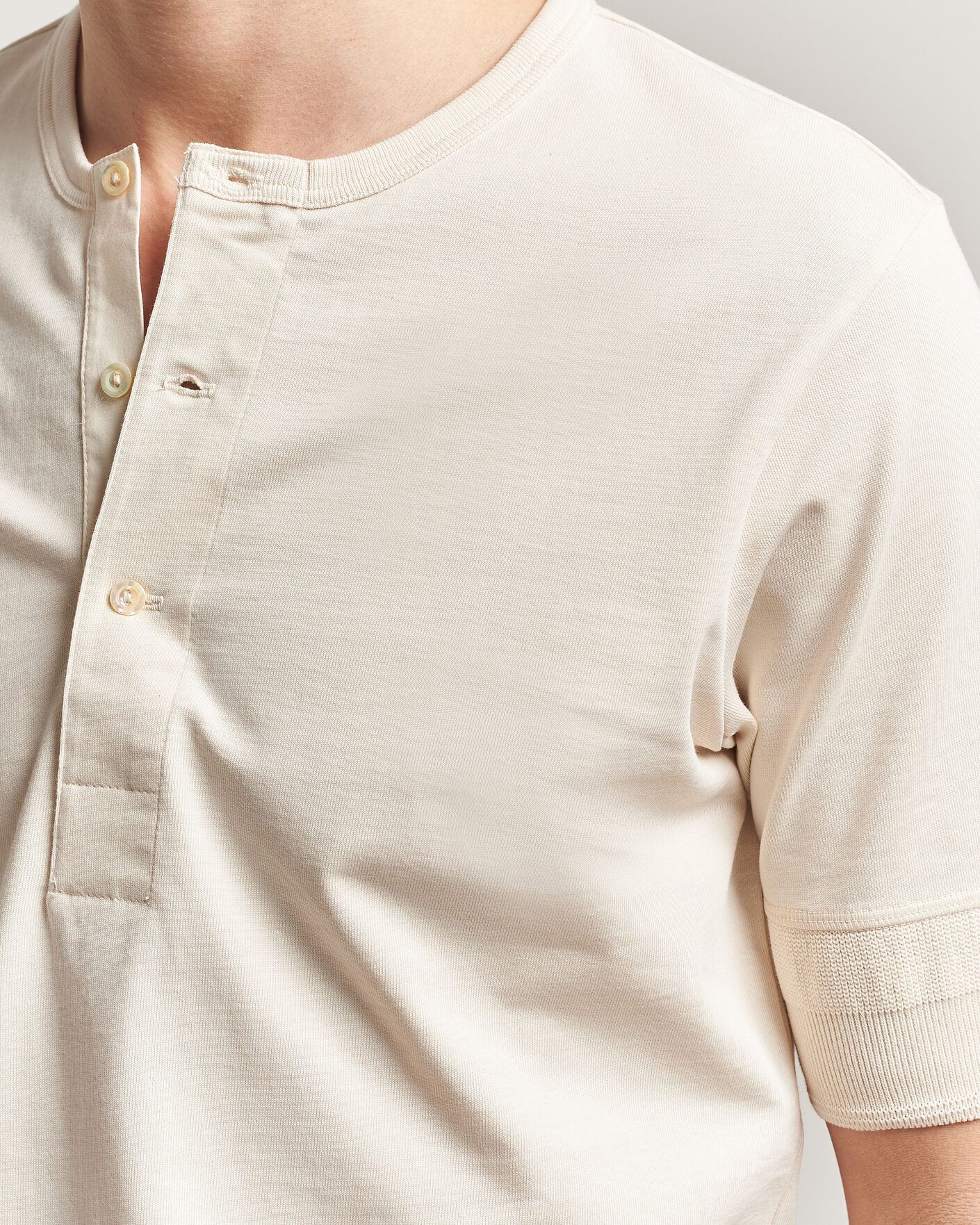 Herr | T-Shirts | Merz b. Schwanen | Classic Organic Cotton Short Sleeve Henley Nature