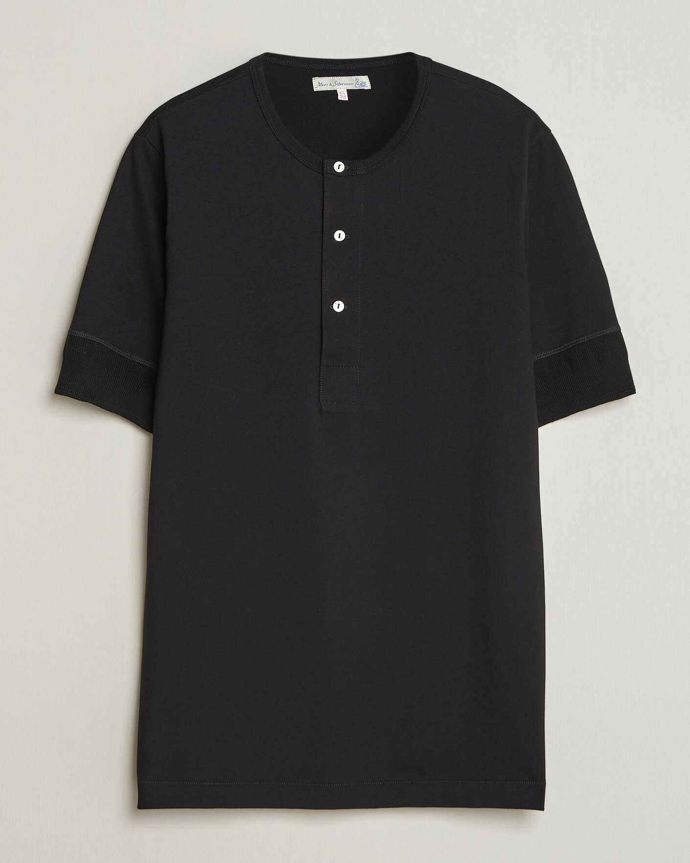 Herr | T-Shirts | Merz b. Schwanen | Classic Organic Cotton Short Sleeve Henley Black
