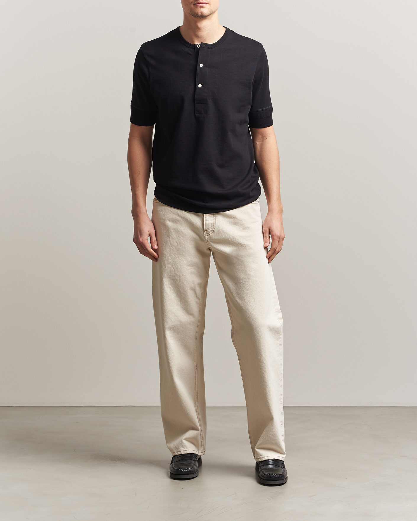 Herr | T-Shirts | Merz b. Schwanen | Classic Organic Cotton Short Sleeve Henley Black