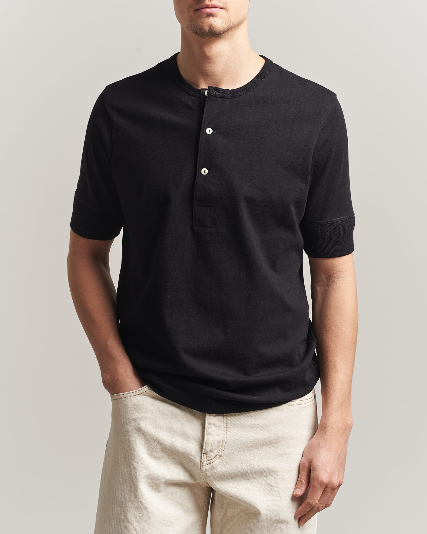 Herr | T-Shirts | Merz b. Schwanen | Classic Organic Cotton Short Sleeve Henley Black