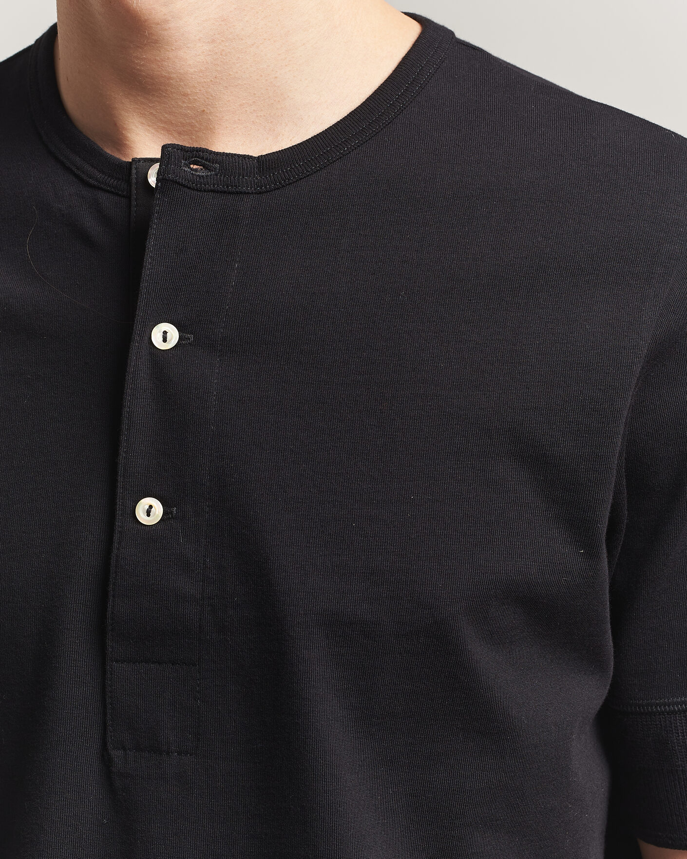 Herr | T-Shirts | Merz b. Schwanen | Classic Organic Cotton Short Sleeve Henley Black