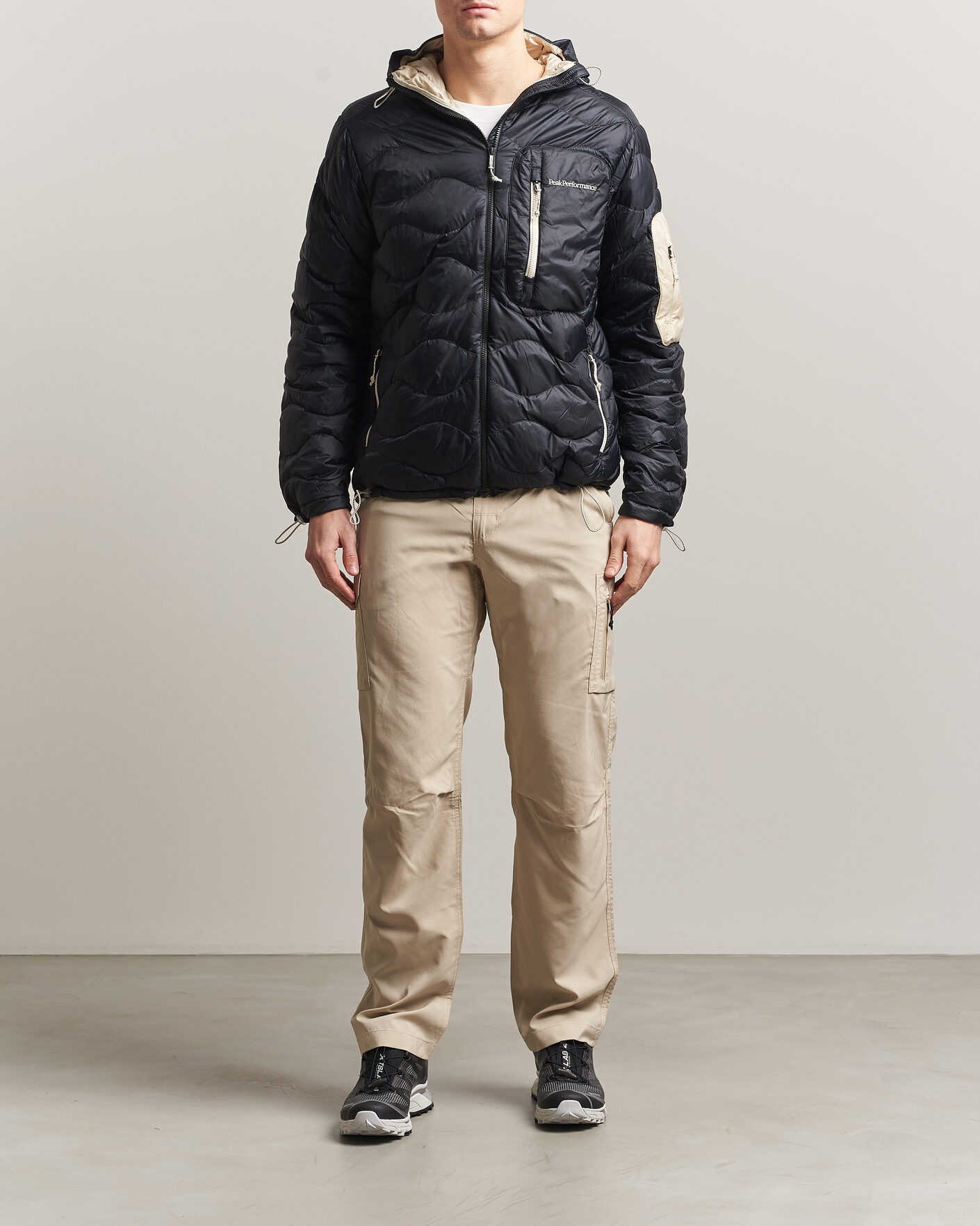Herr | Jackor | Peak Performance | Helium Utility Down Hooded Jacket Black/Sand Fog