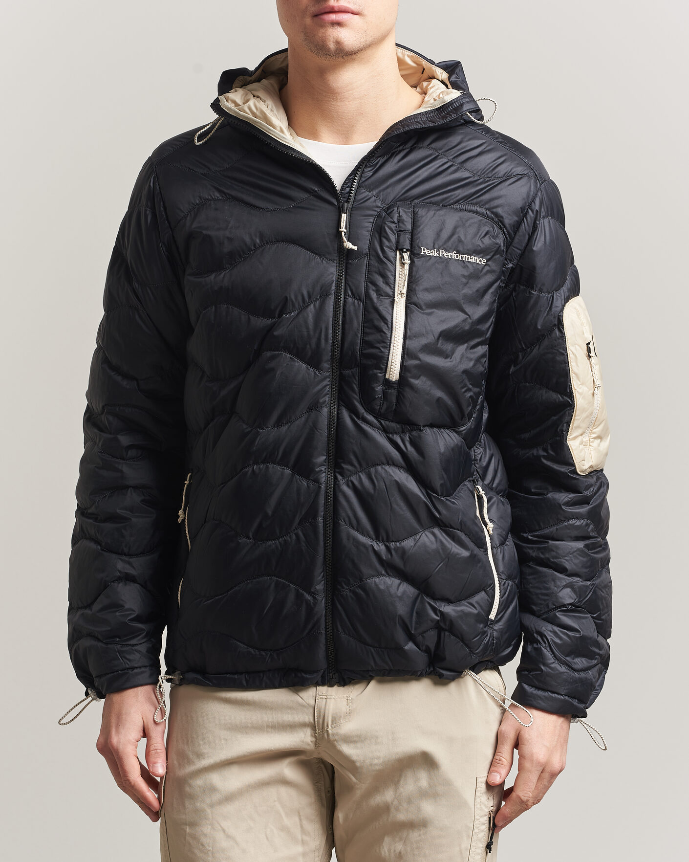 Herr | Jackor | Peak Performance | Helium Utility Down Hooded Jacket Black/Sand Fog