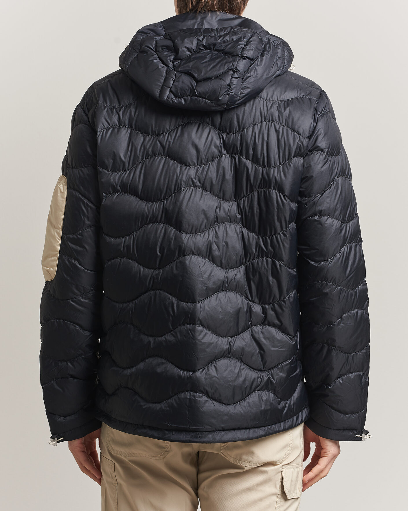Herr | Jackor | Peak Performance | Helium Utility Down Hooded Jacket Black/Sand Fog