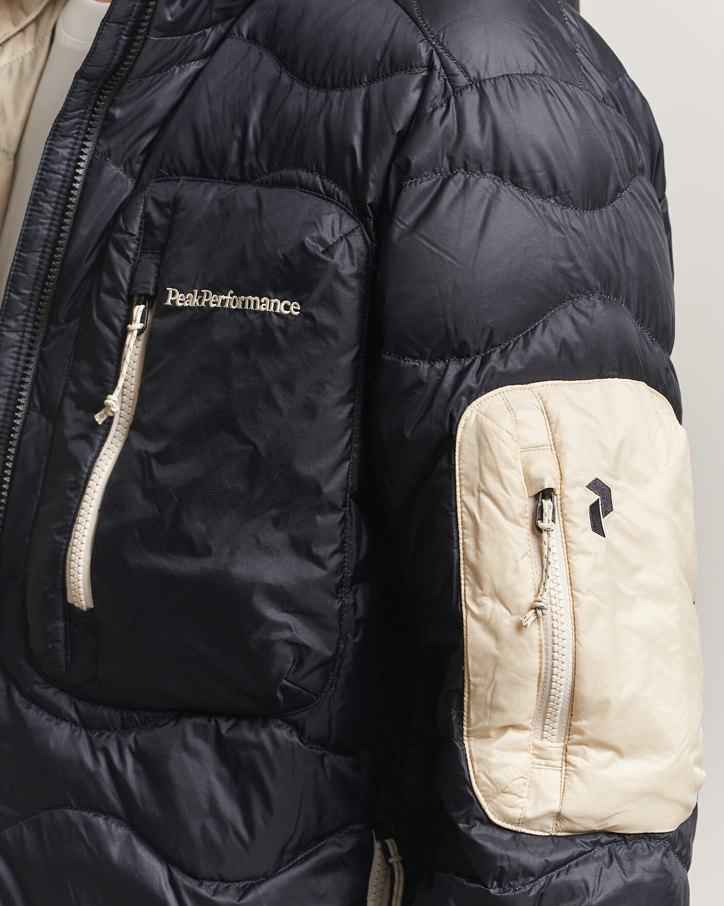 Herr | Jackor | Peak Performance | Helium Utility Down Hooded Jacket Black/Sand Fog