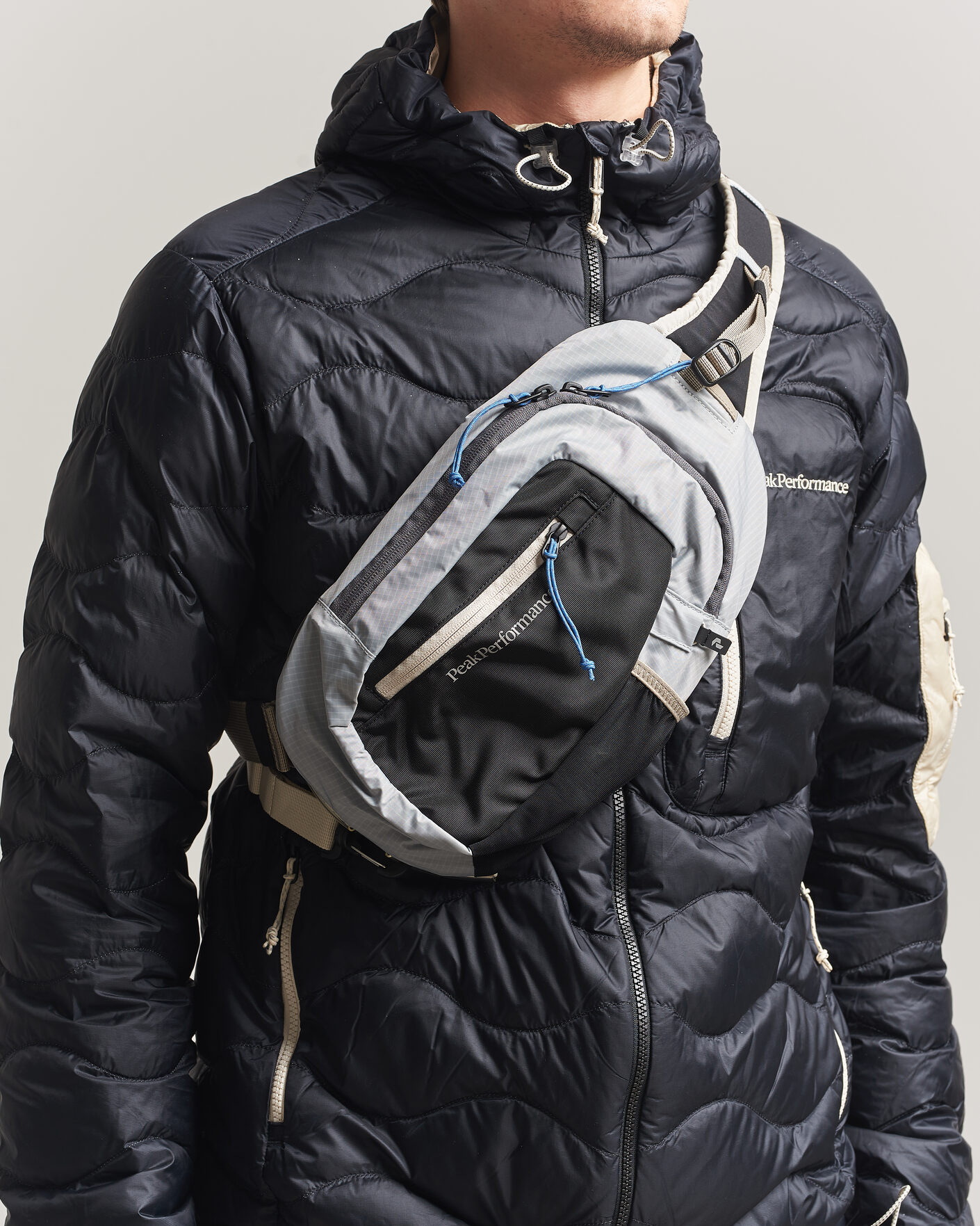 Herr | Väskor | Peak Performance | Outdoor Sling Bag Summit Smoke
