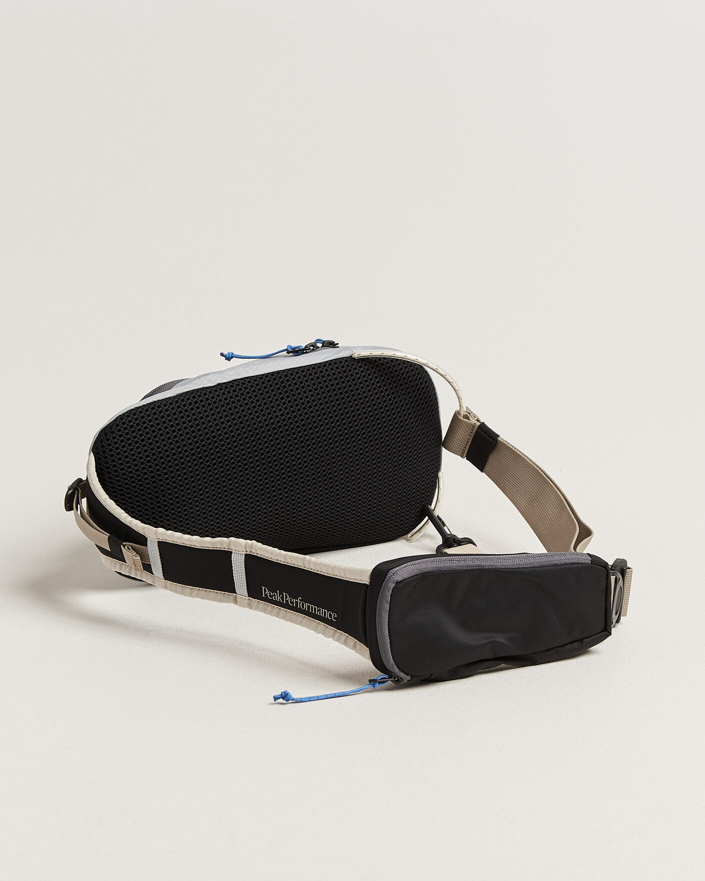 Herr | Väskor | Peak Performance | Outdoor Sling Bag Summit Smoke