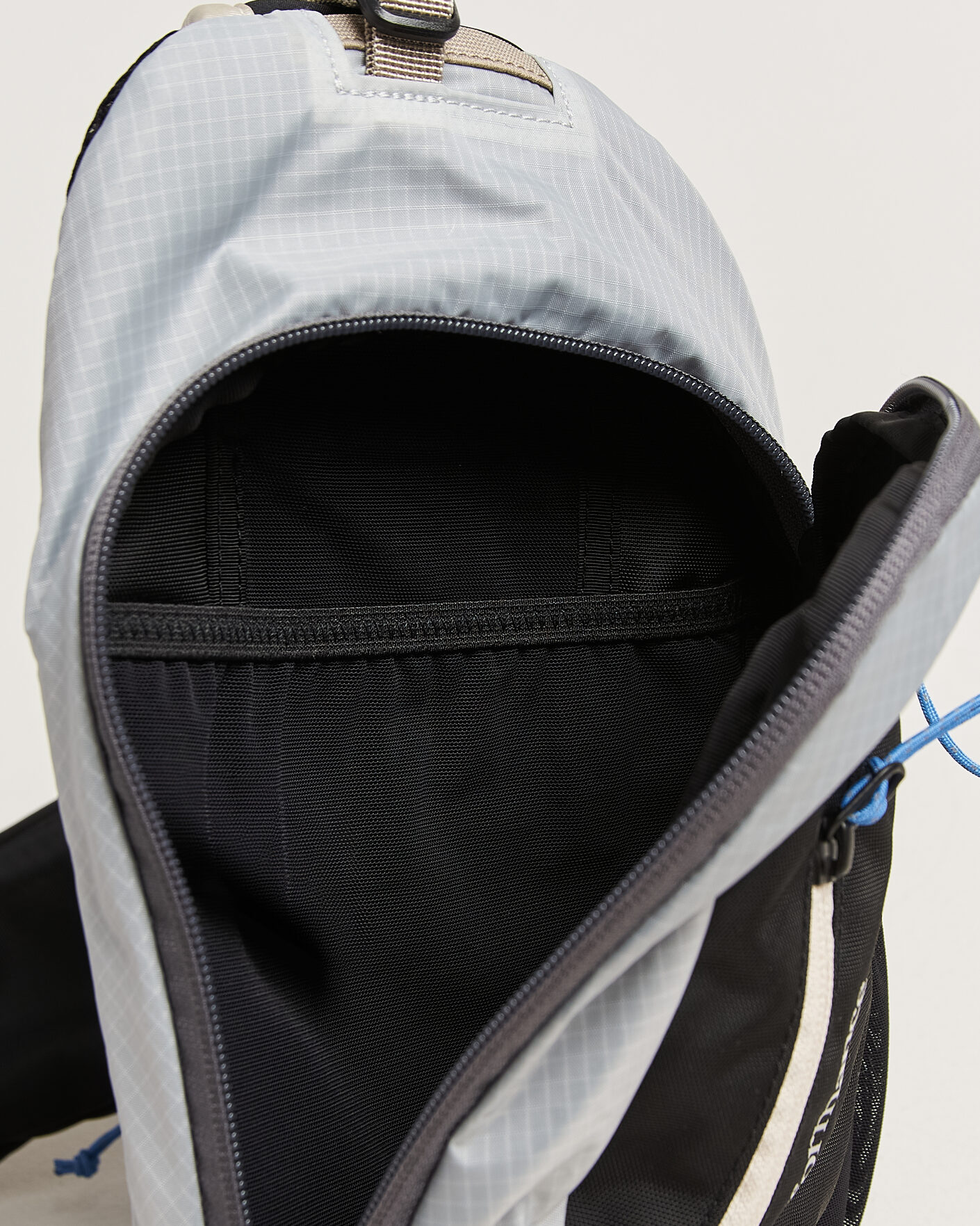 Herr | Väskor | Peak Performance | Outdoor Sling Bag Summit Smoke