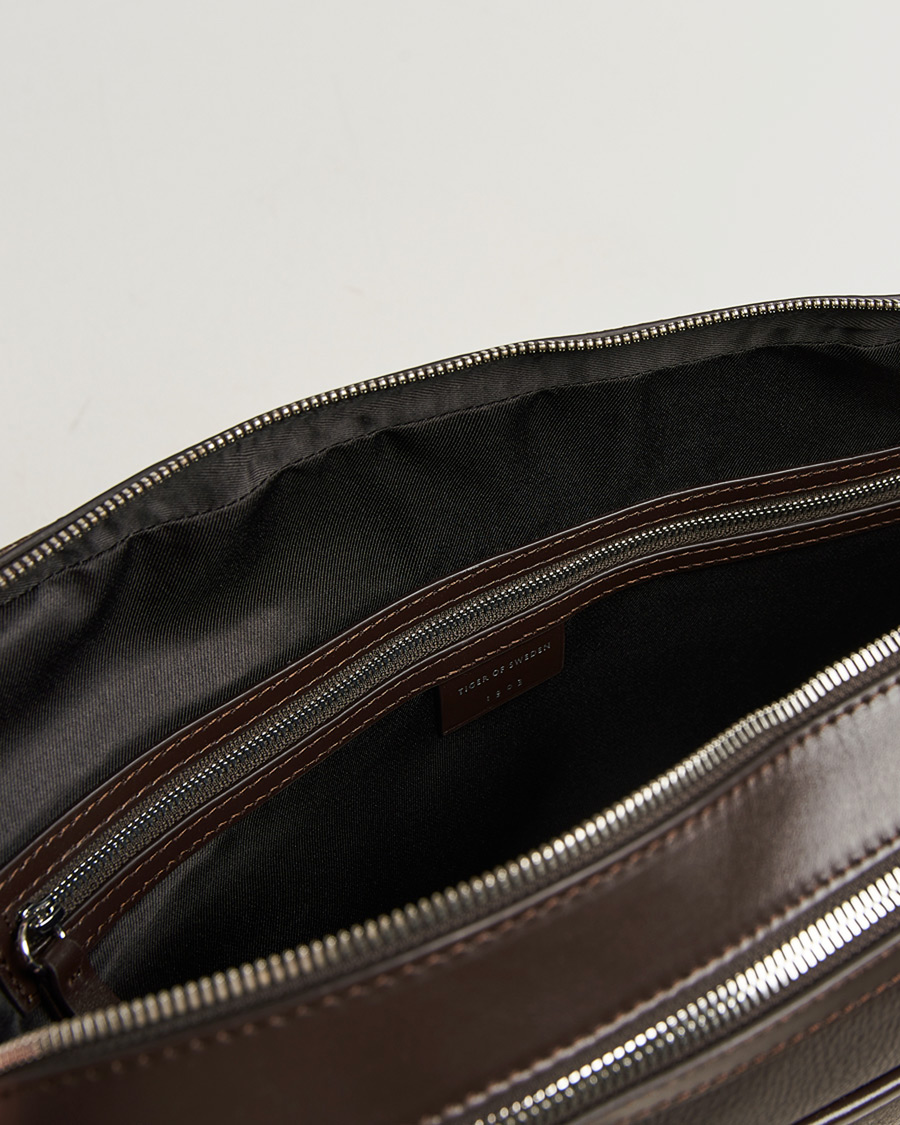 Herr | Väskor | Tiger of Sweden | Burin Grained Leather Briefcase Dark Brown