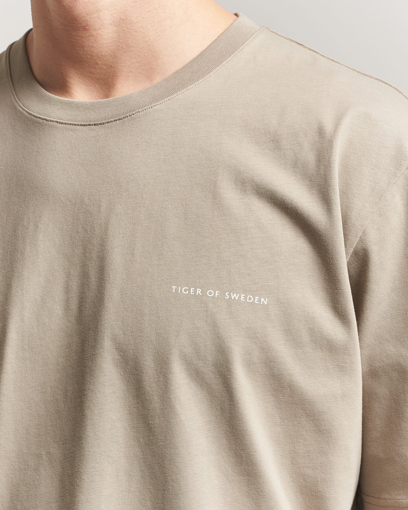 Herr | T-Shirts | Tiger of Sweden | Pro Logo Crew Neck T-Shirt Artichoke Grey