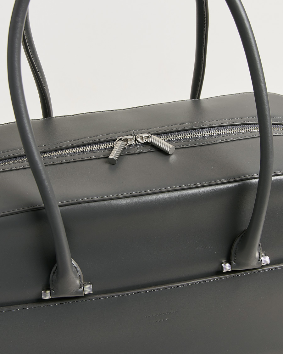 Herr | Väskor | Tiger of Sweden | Navisa Smooth Leather Weekendbag Jet Grey