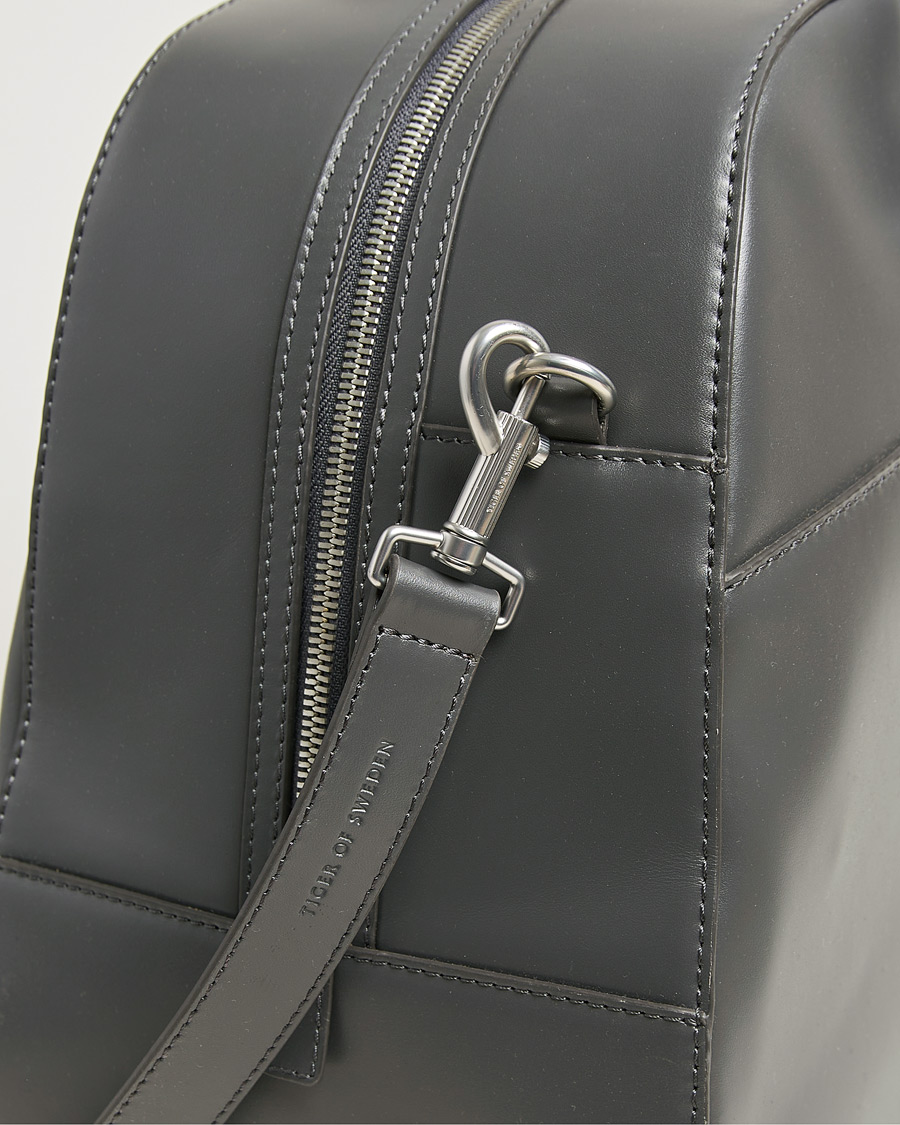 Herr | Väskor | Tiger of Sweden | Navisa Smooth Leather Weekendbag Jet Grey