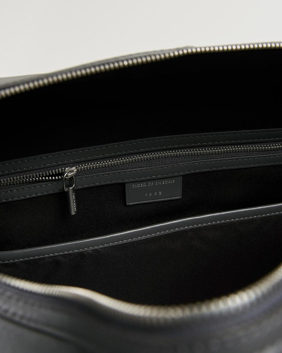 Herr | Väskor | Tiger of Sweden | Navisa Smooth Leather Weekendbag Jet Grey