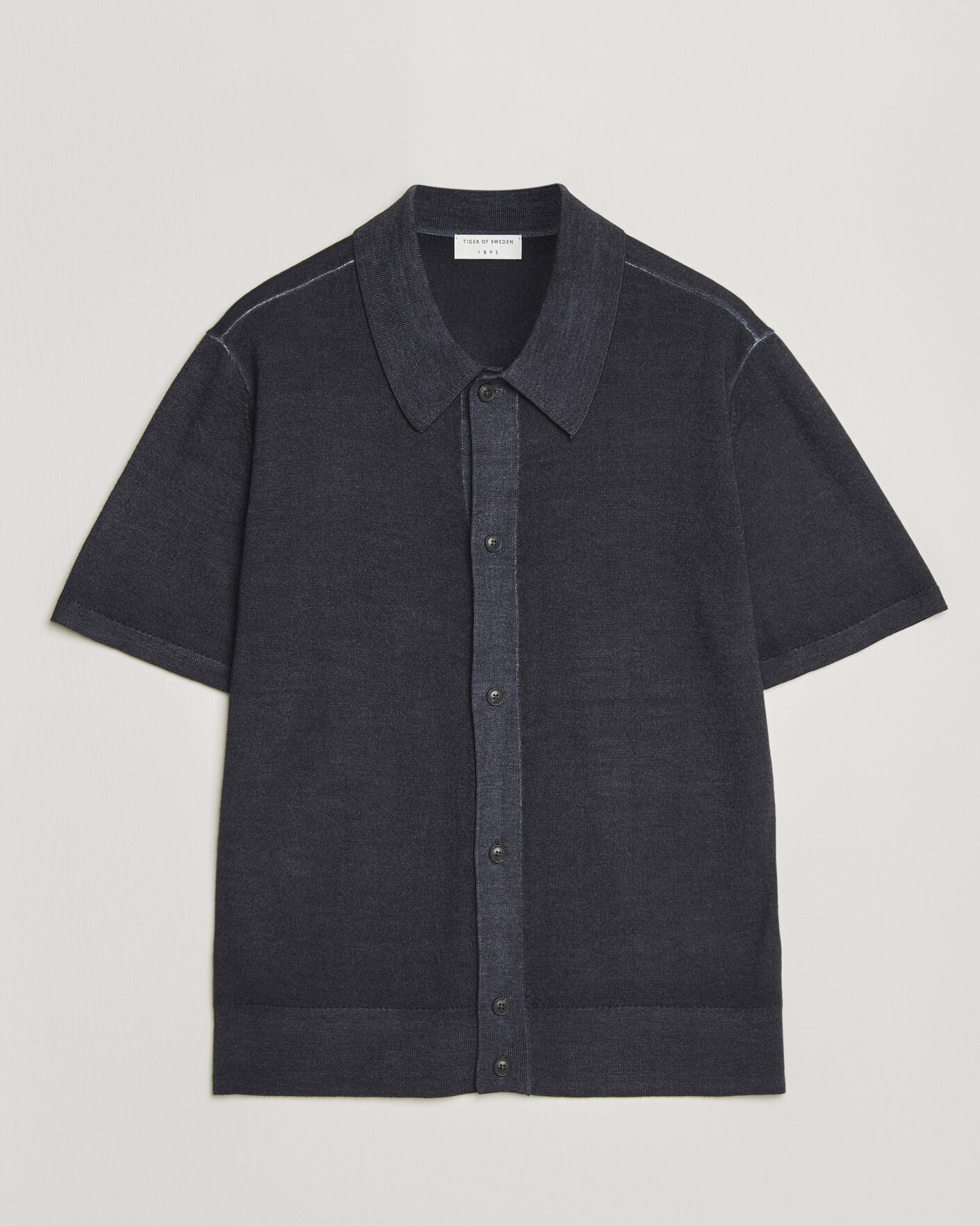 Herr | Skjortor | Tiger of Sweden | Araawen Merino Knitted Short Sleeve Shirt Light Ink