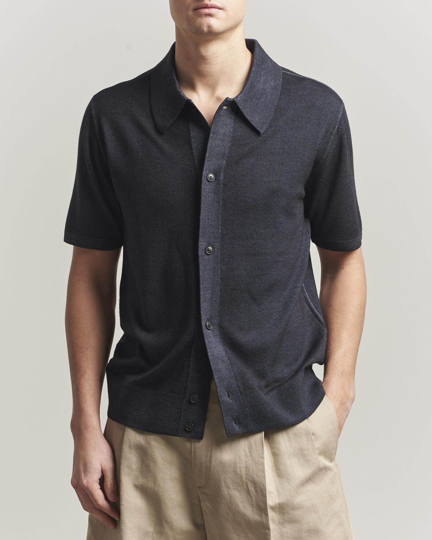 Herr | Skjortor | Tiger of Sweden | Araawen Merino Knitted Short Sleeve Shirt Light Ink