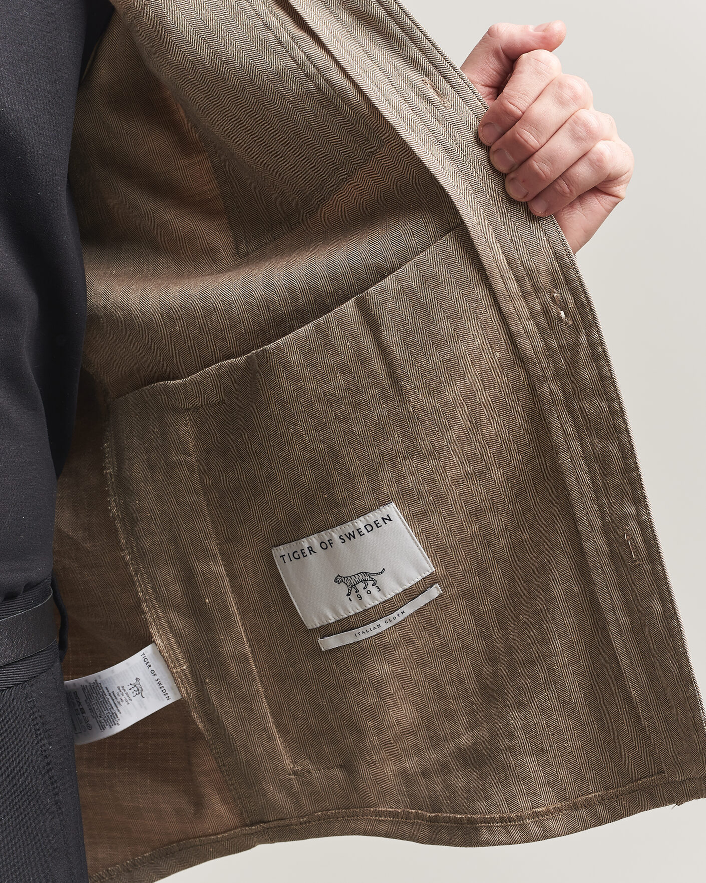 Herr | Skjortor | Tiger of Sweden | Bishop Linen Overshirt Vintage Beige