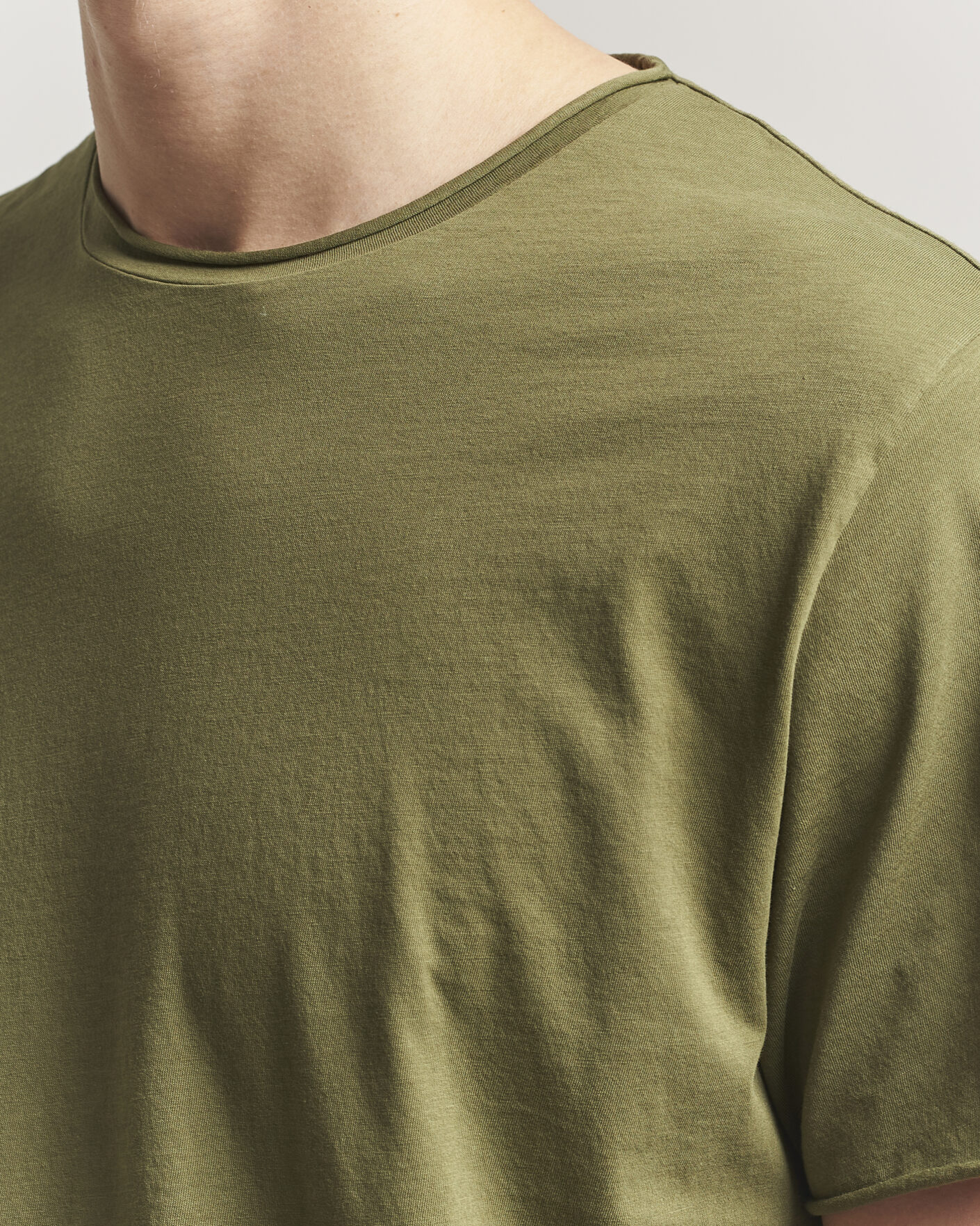 Herr | T-Shirts | Filippa K | Roll Neck Crew Neck T-Shirt Laurel Green