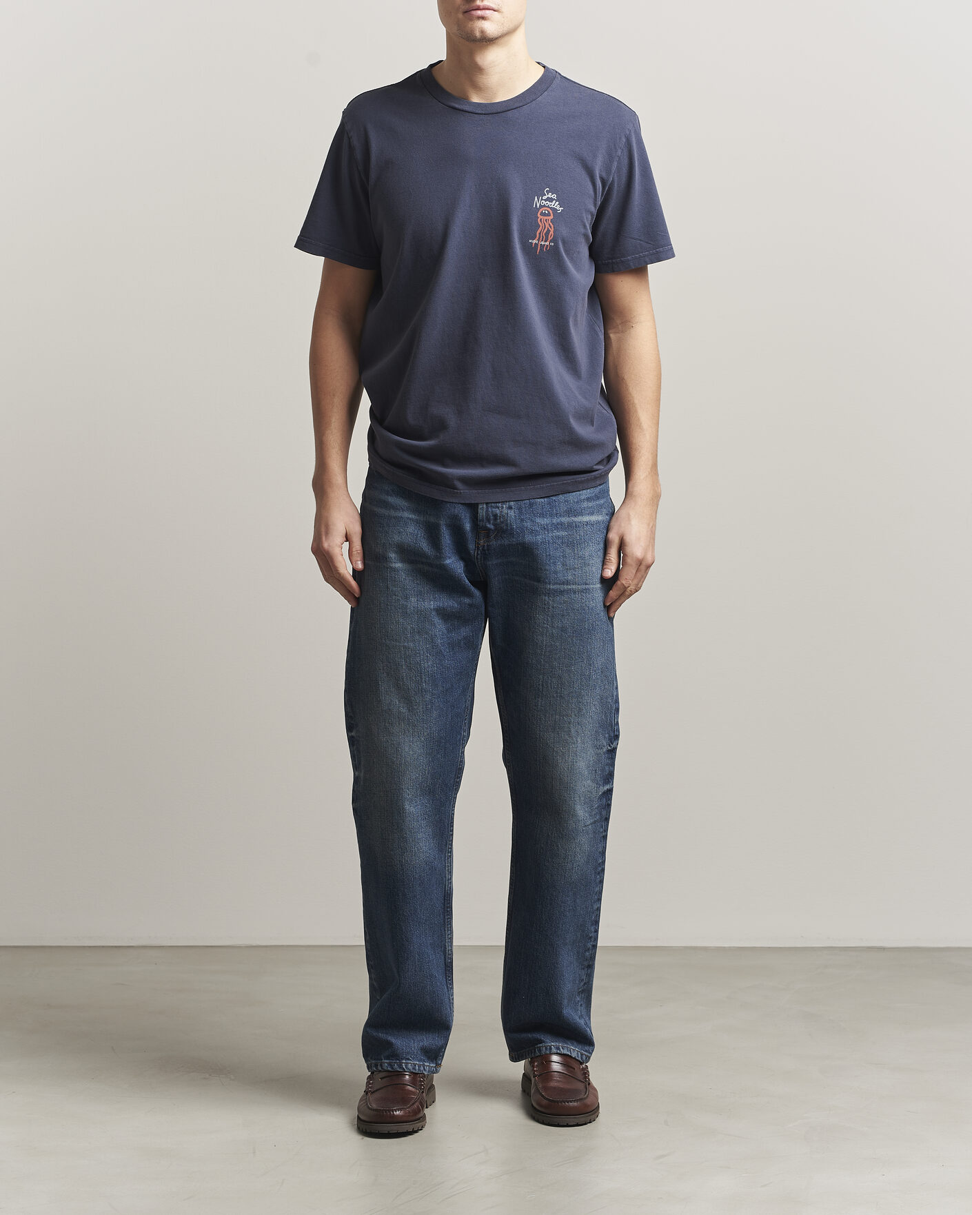 Herr | T-Shirts | Nudie Jeans | Roy Printed T-Shirt Dark Blue