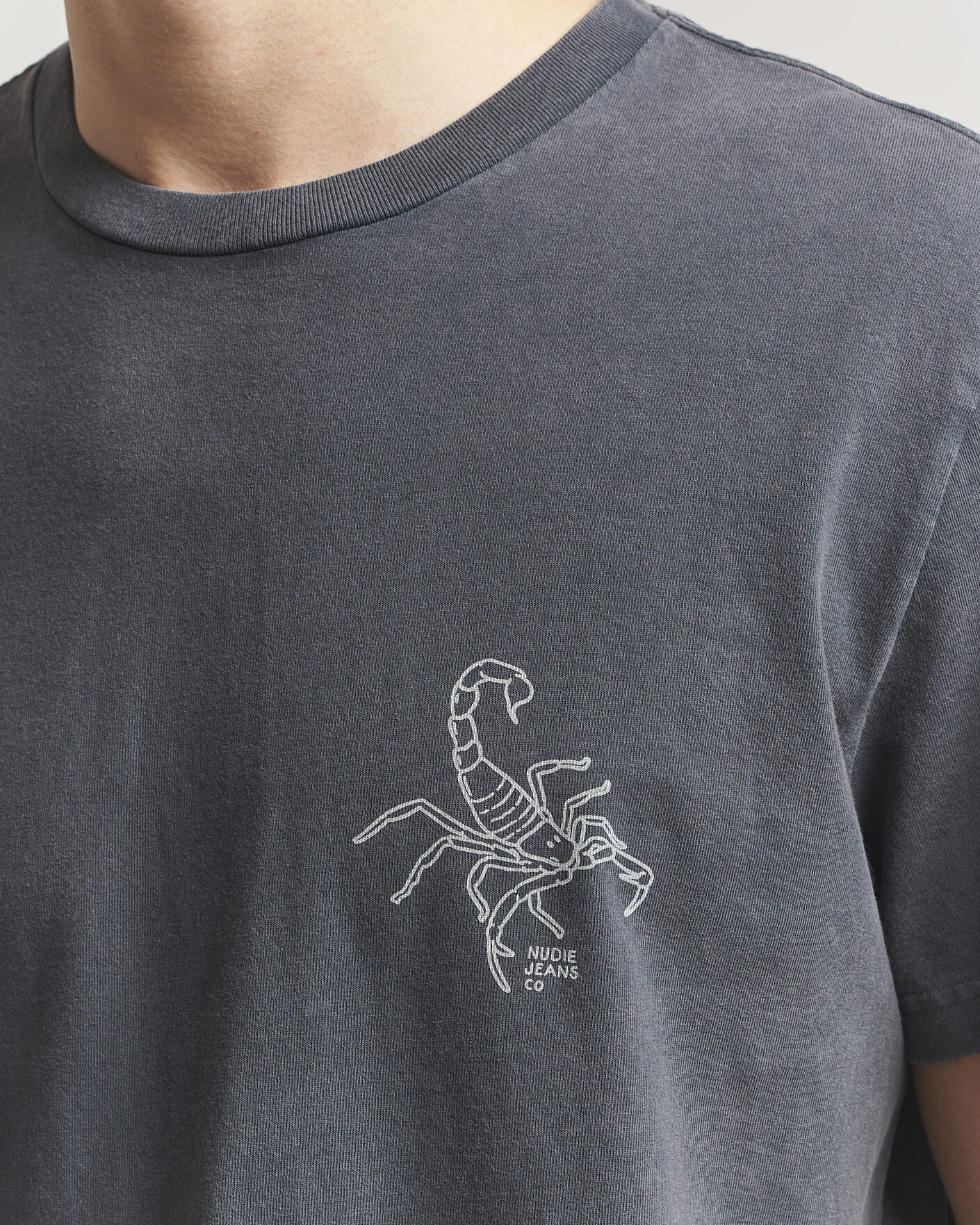 Herr | T-Shirts | Nudie Jeans | Roy Printed T-Shirt Antracite