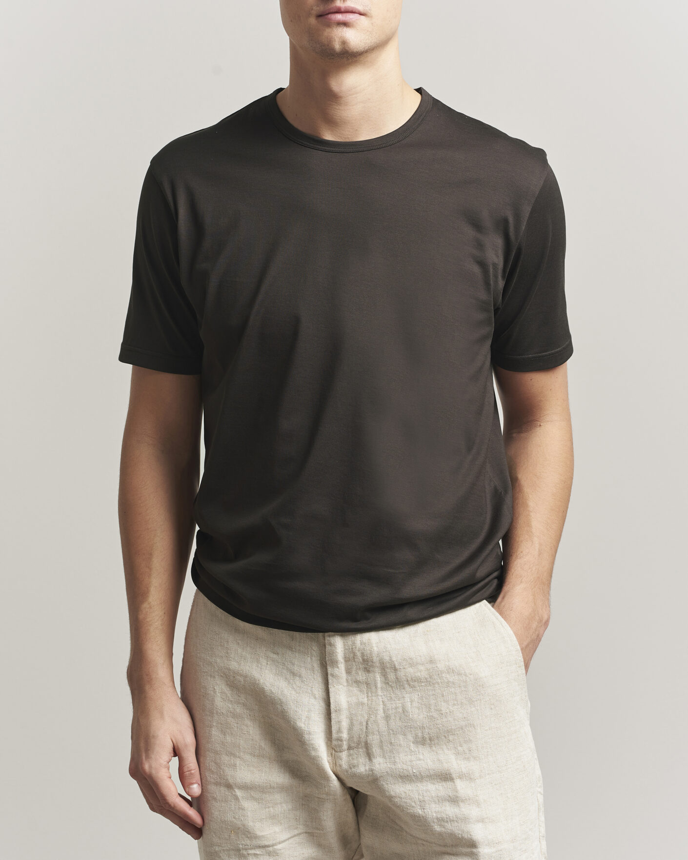 Herr | T-Shirts | Sunspel | Crew Neck Q82 Cotton T-Shirt Dark Chocolate