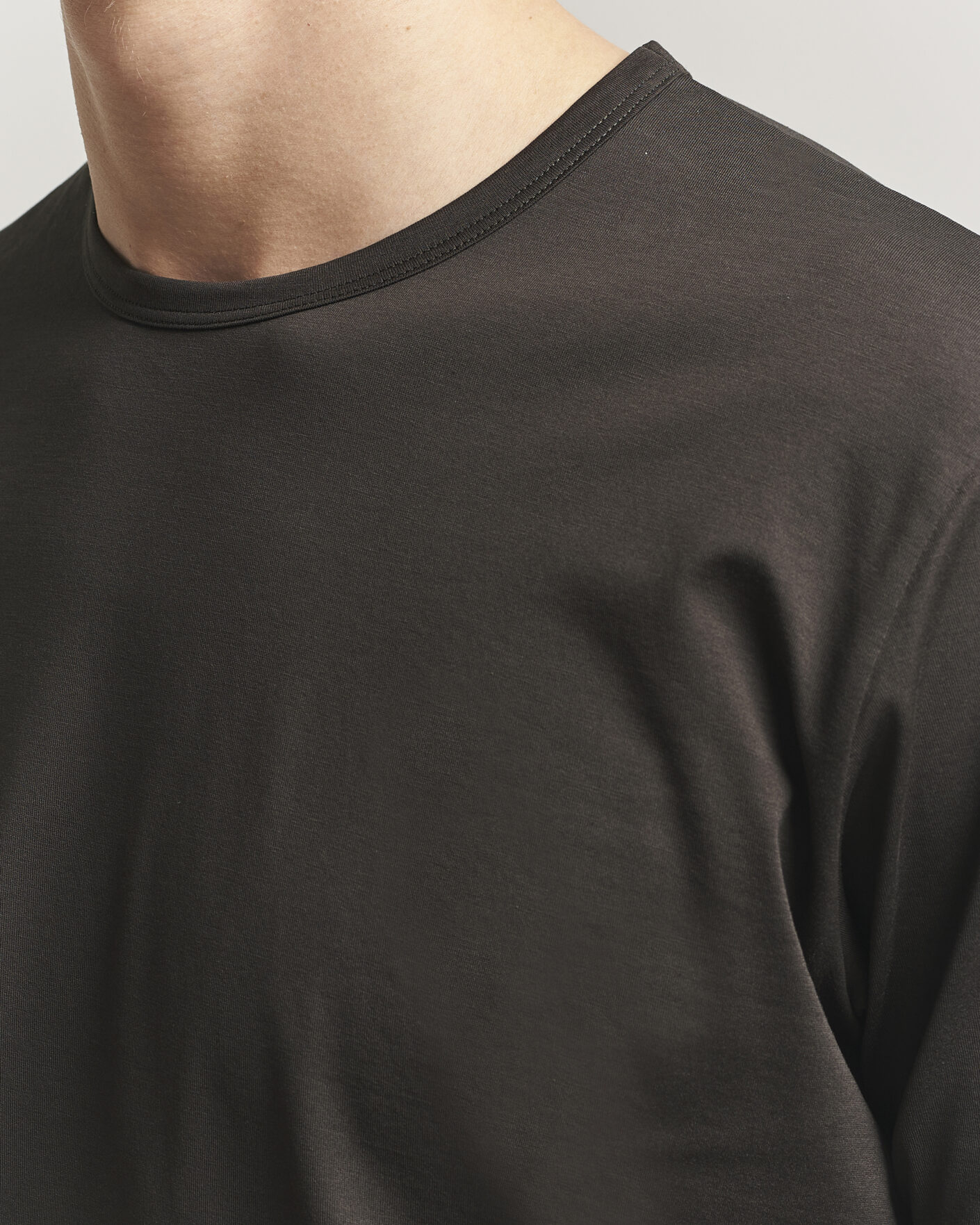 Herr | T-Shirts | Sunspel | Crew Neck Q82 Cotton T-Shirt Dark Chocolate