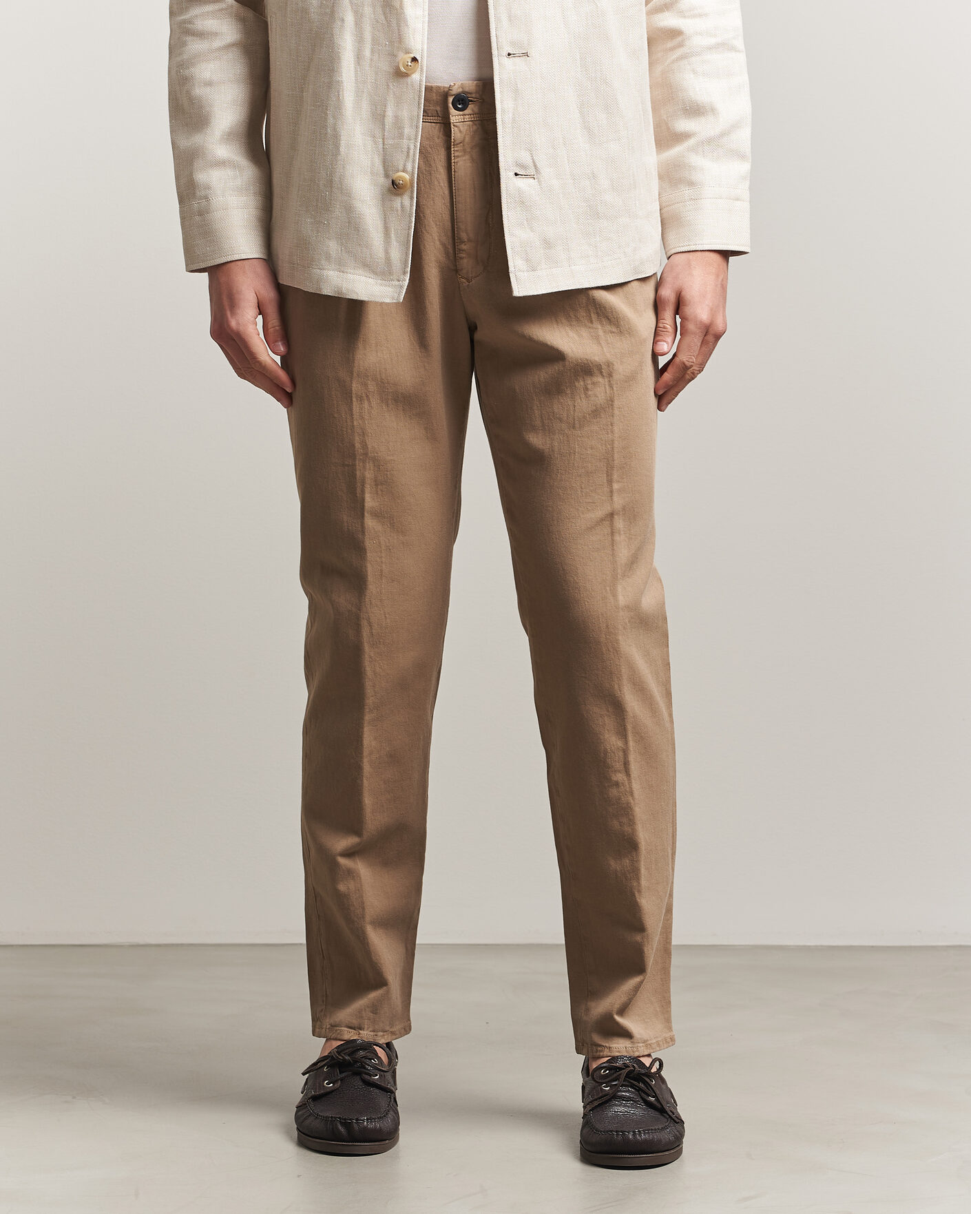 Herr | Byxor | Incotex | Tapered Fit Pleated Linen Slacks Brown