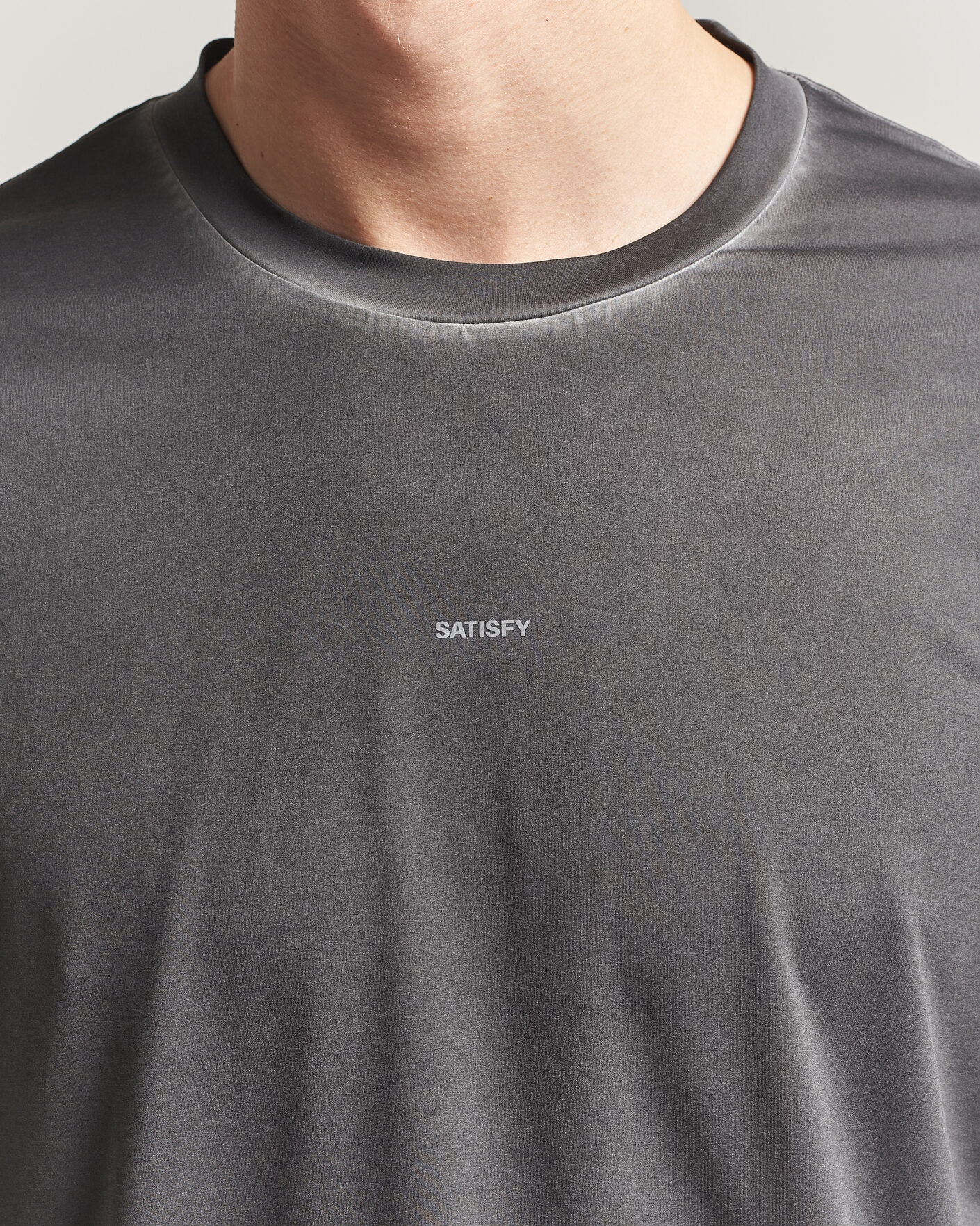 Herr | T-Shirts | Satisfy | AuraLite T-Shirt Pigment Black