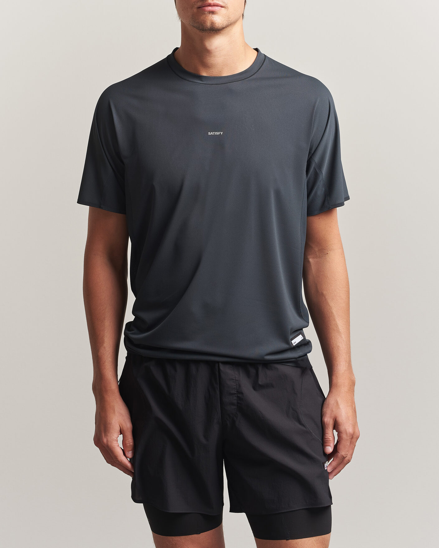 Herr | T-Shirts | Satisfy | AuraLite UV T-Shirt Black