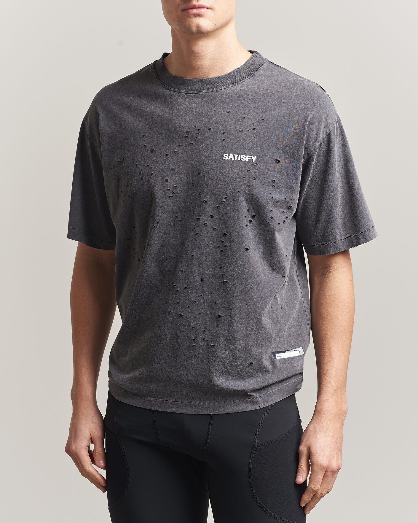 Herr | T-Shirts | Satisfy | MothTech Small Logo T-Shirt Aged Black