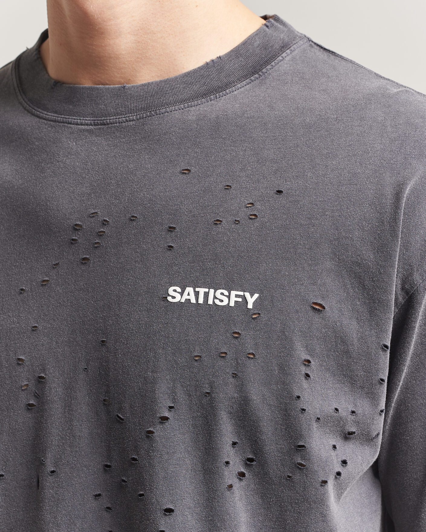 Herr | T-Shirts | Satisfy | MothTech Small Logo T-Shirt Aged Black