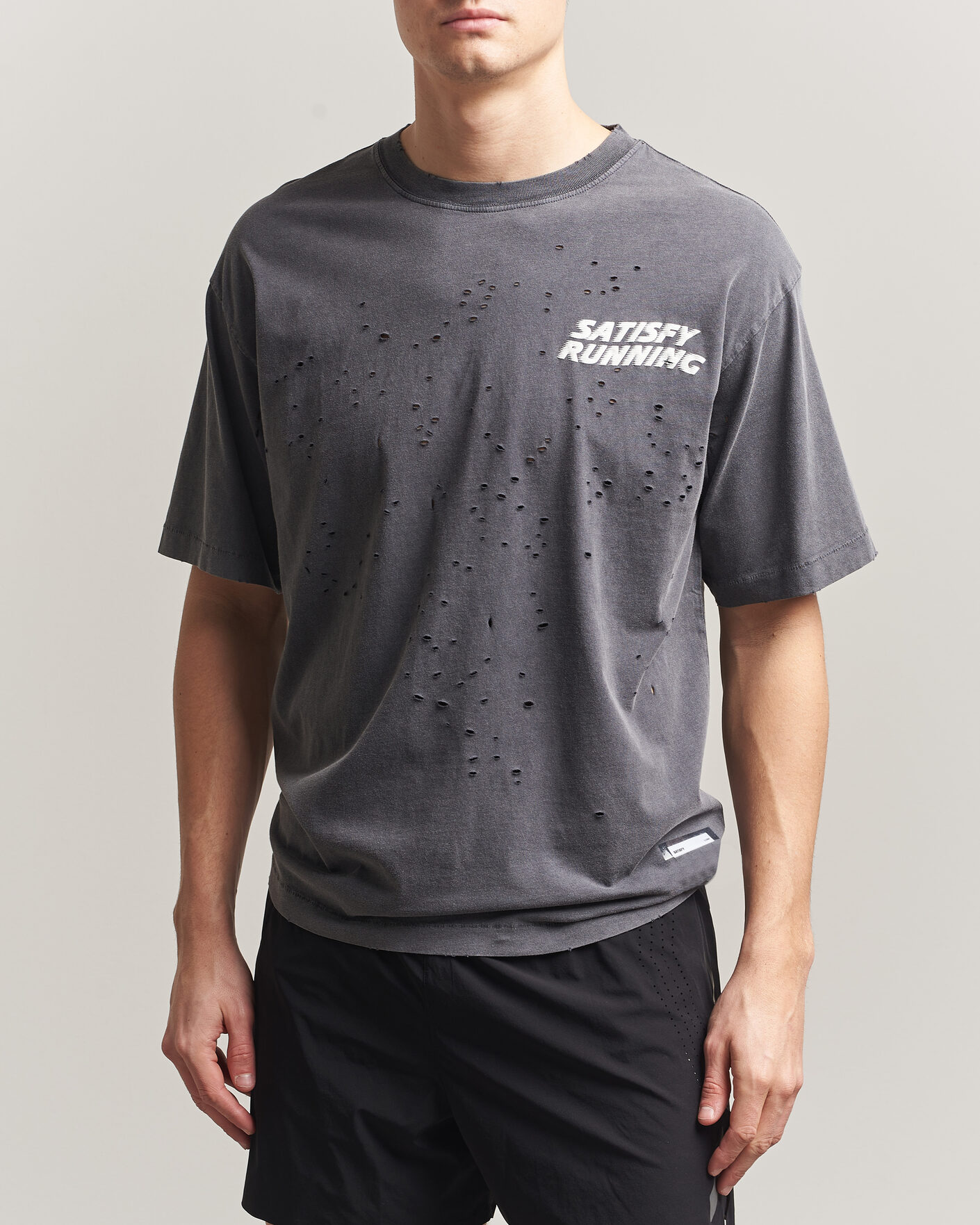 Herr | T-Shirts | Satisfy | MothTech Small Logo T-Shirt Aged Black