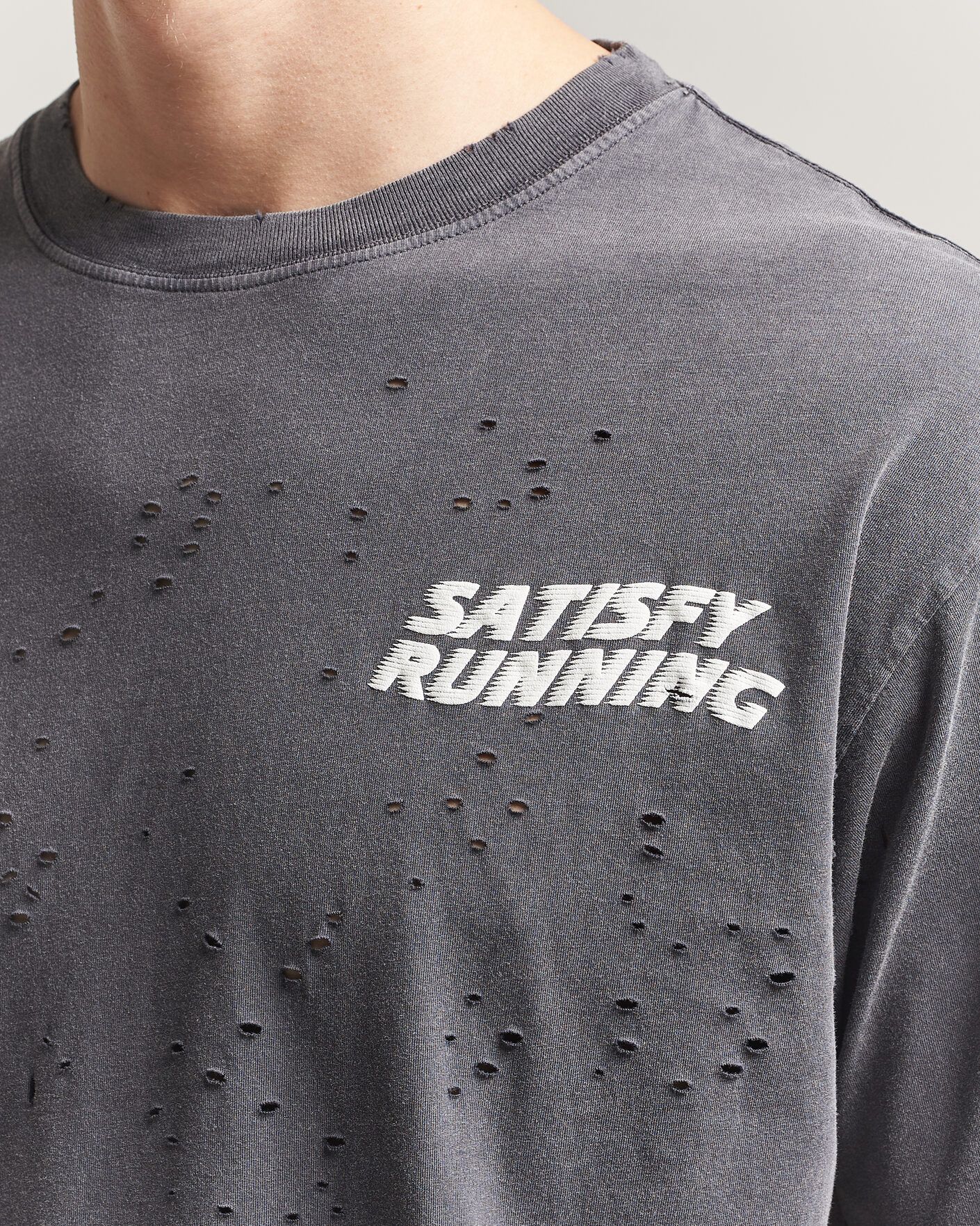 Herr | T-Shirts | Satisfy | MothTech Small Logo T-Shirt Aged Black