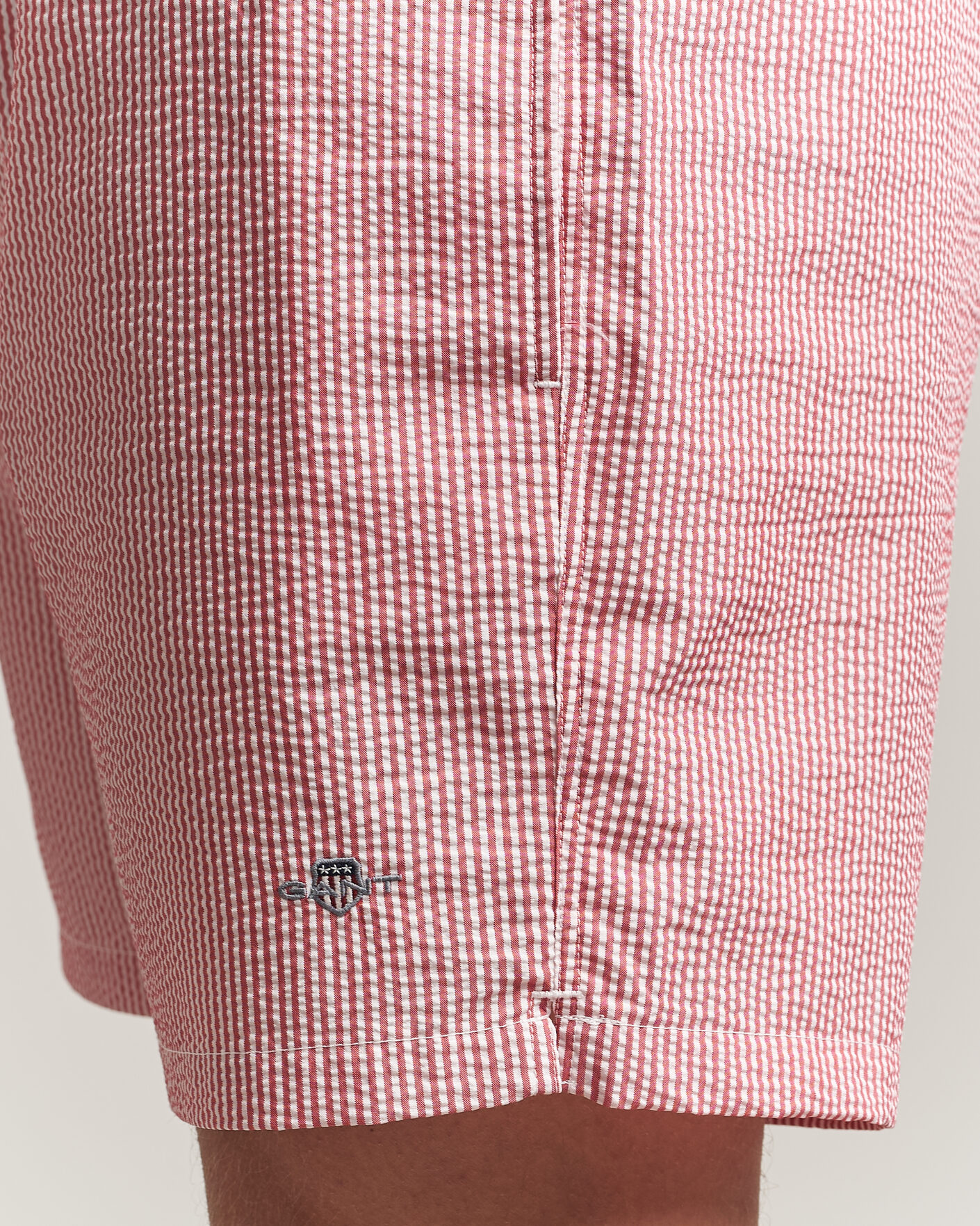 Herr | Badbyxor | GANT | Seersucker Striped Swimshorts Rose Red
