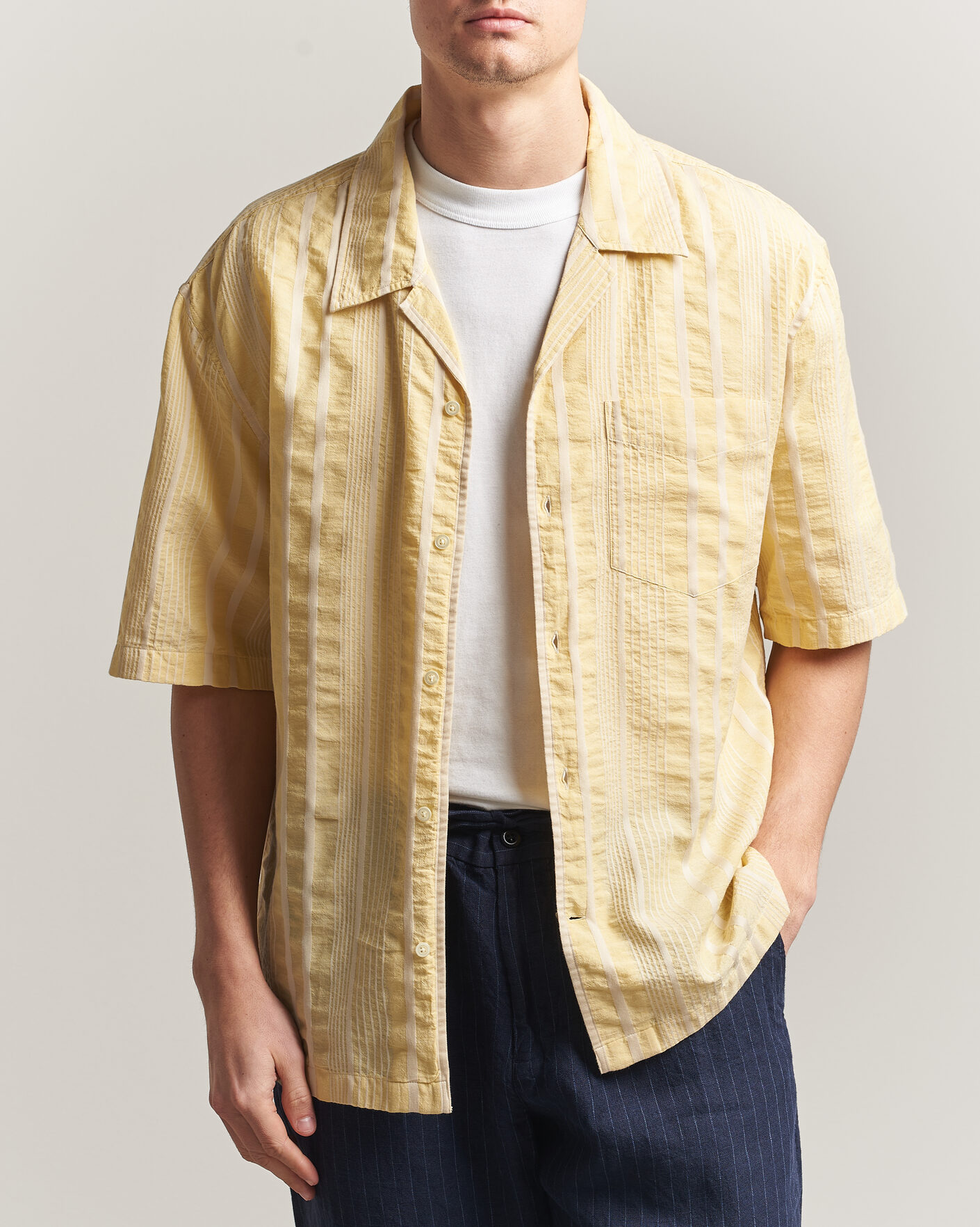 Herr | Skjortor | Gant | Relaxed Fit Seersucker Camp Collar Shirt Light Mustard Yellow
