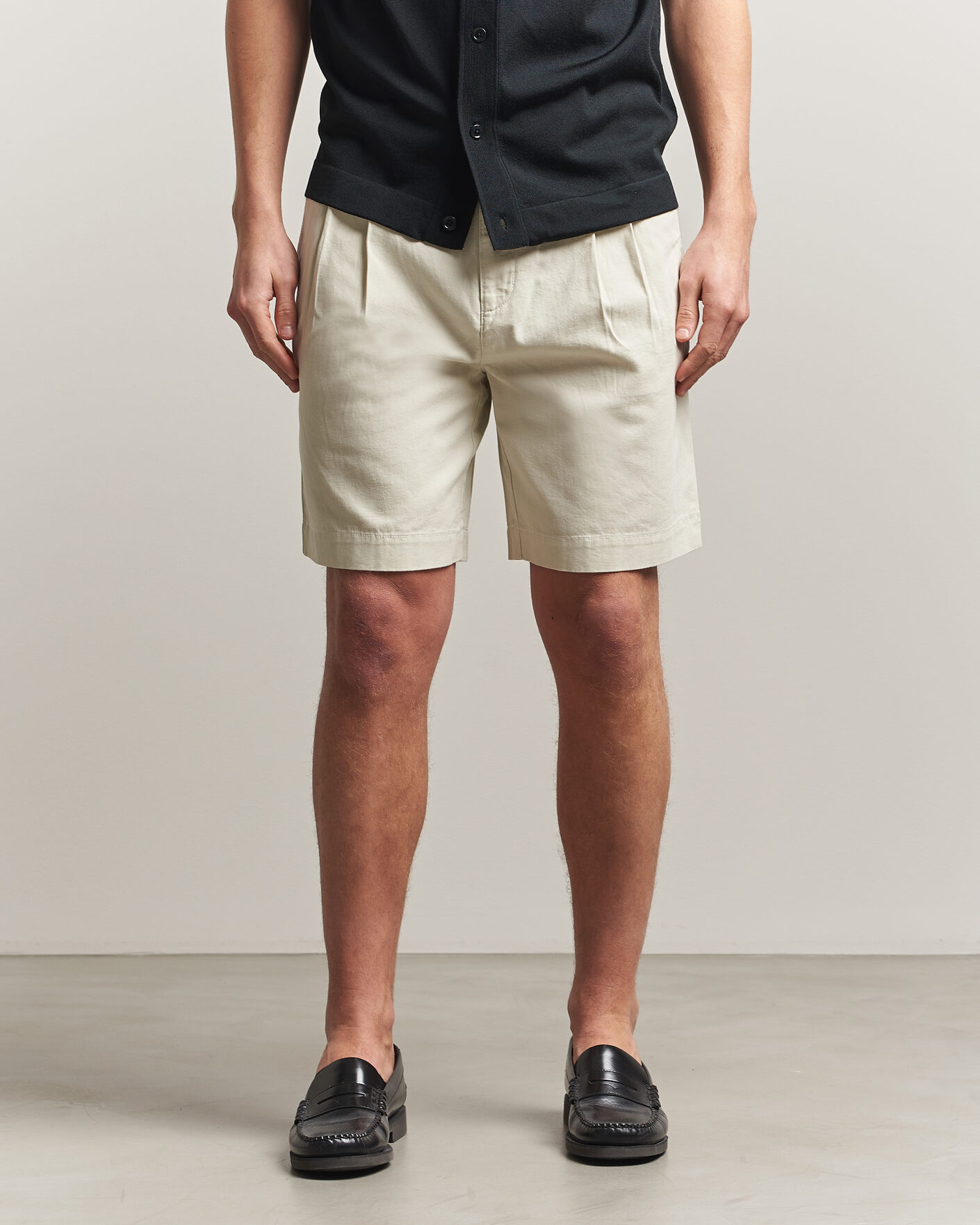 Herr | Shorts | GANT | Relaxed Light Canvas Pleated Shorts Sand