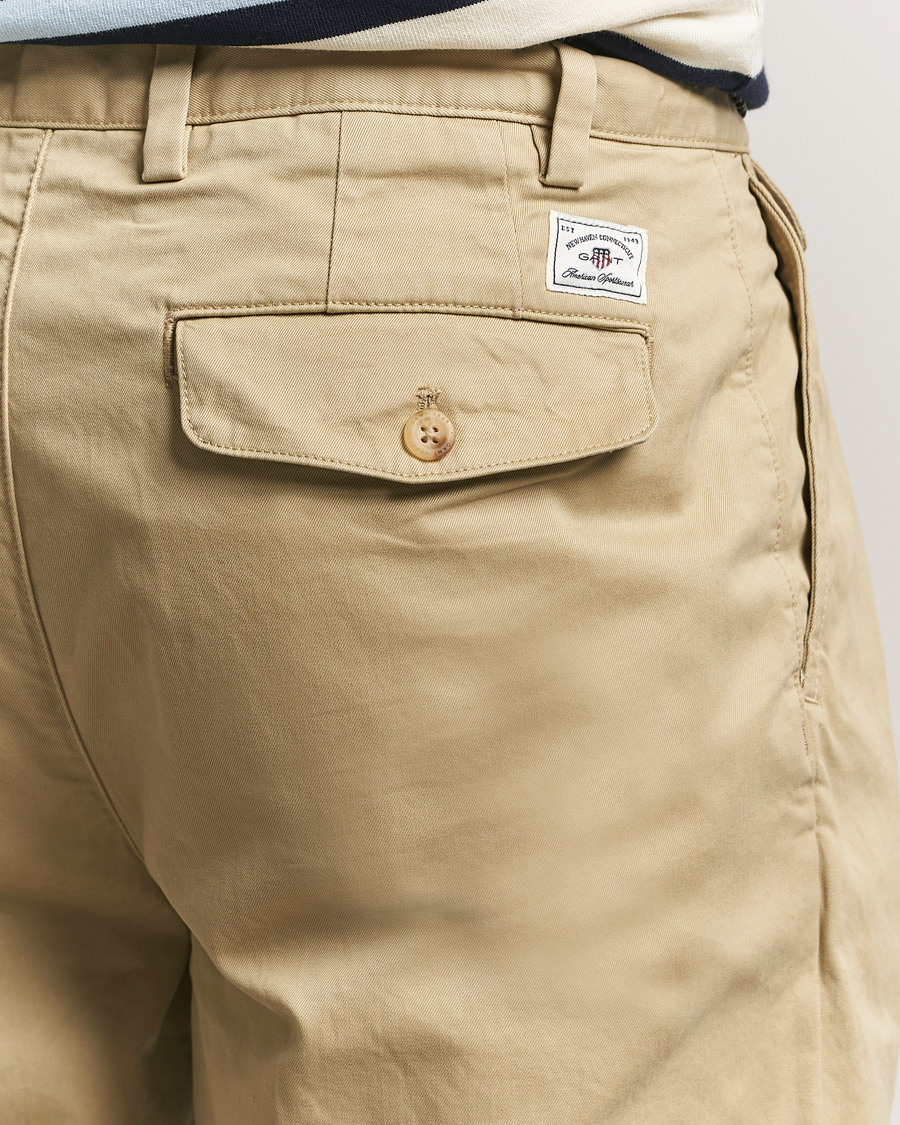 Herr | Byxor | Gant | Regular Pleated Twill Chinos Woody Beige