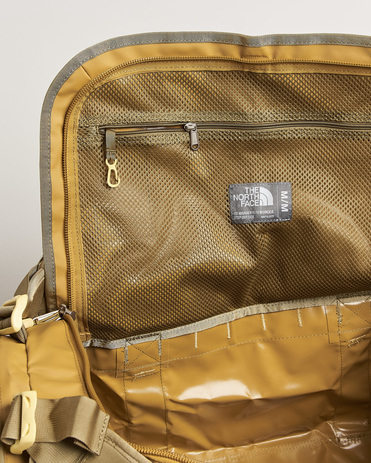 Herr | Väskor | The North Face | Base Camp Duffel M Golden Tan