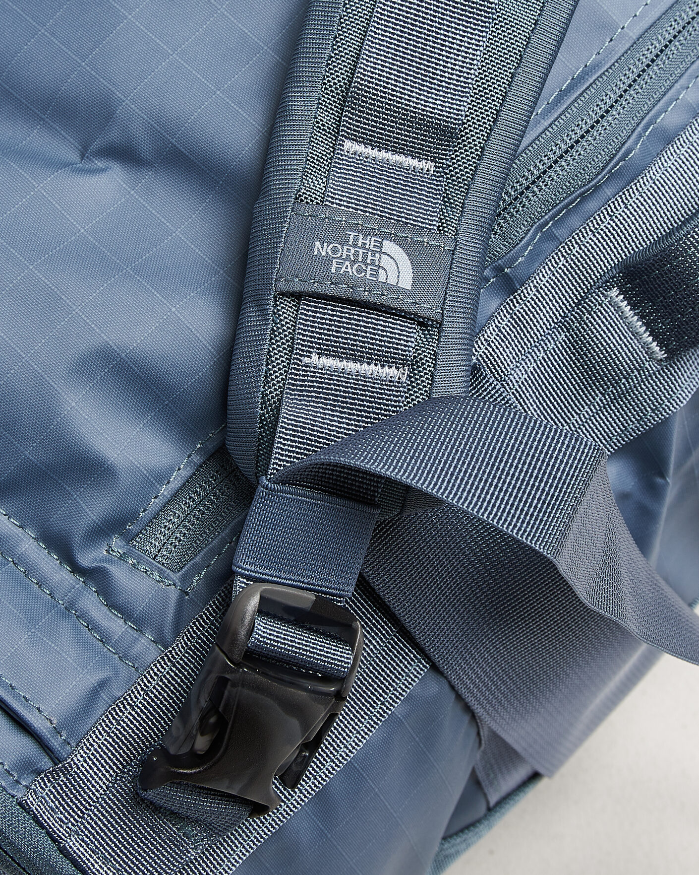 Herr | Väskor | The North Face | Base Camp Voyager Duffel 42 Granite Grey