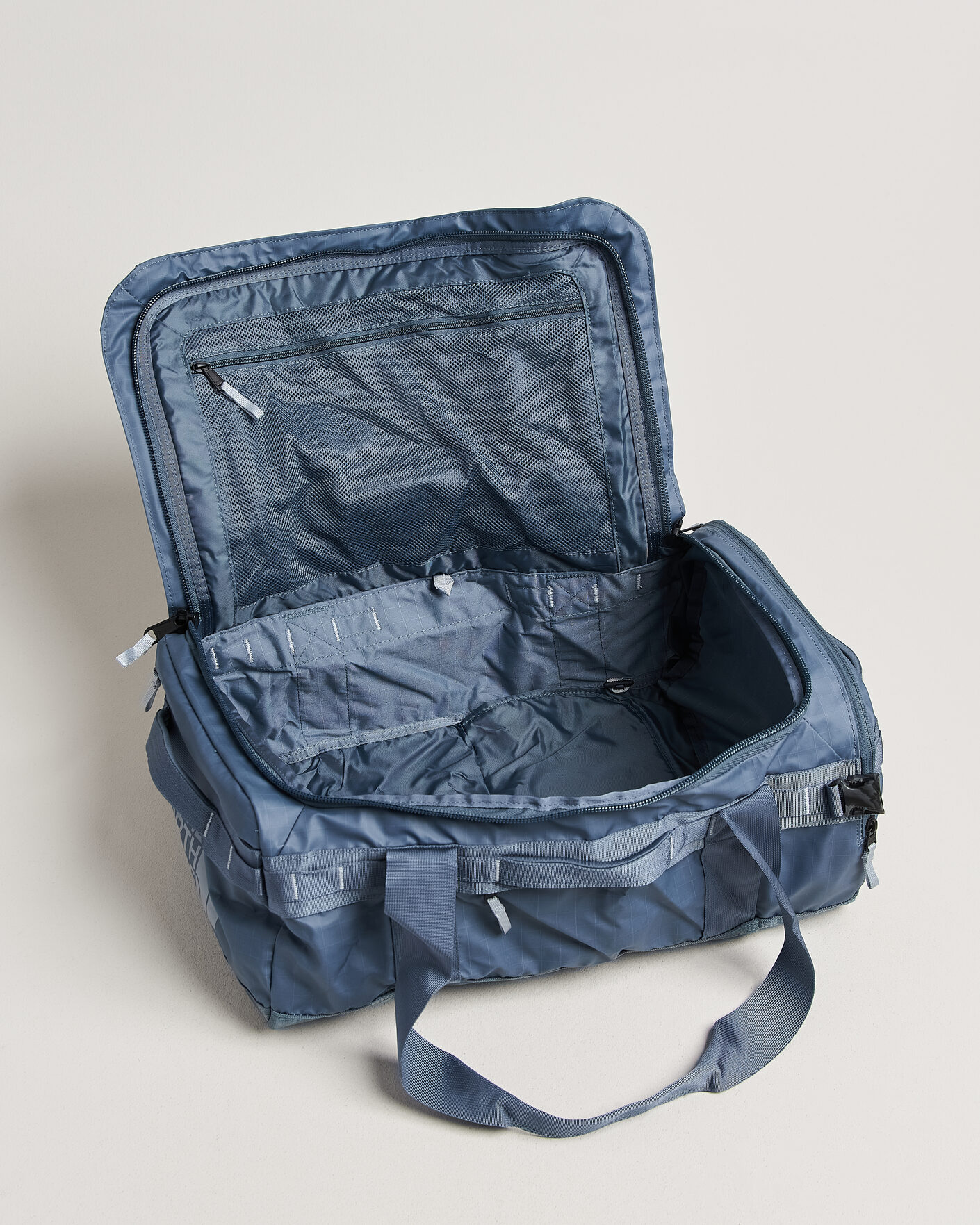 Herr | Väskor | The North Face | Base Camp Voyager Duffel 42 Granite Grey