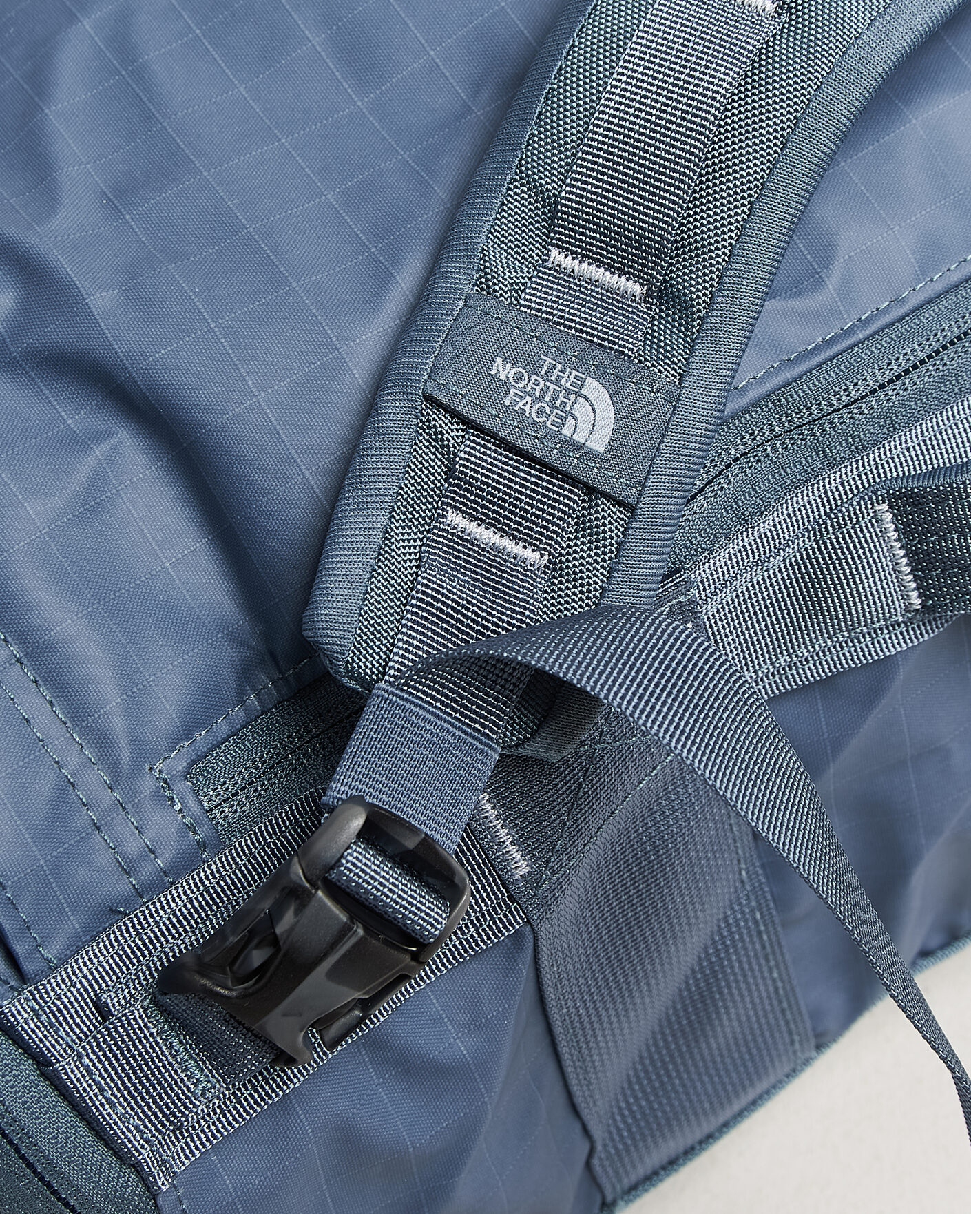 Herr | Väskor | The North Face | Base Camp Voyager Duffel 32 Granite Grey