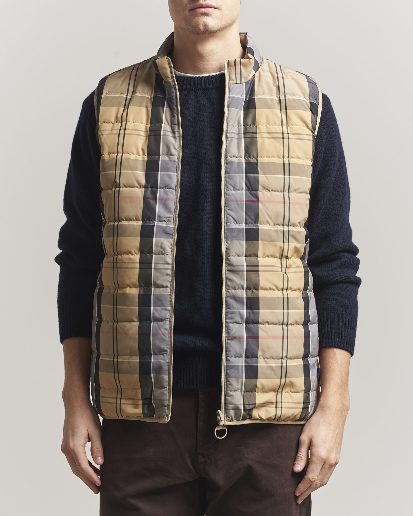 Herr | Västar | Barbour Lifestyle | Reversible Tartan Puffer Gilet Dress Tartan