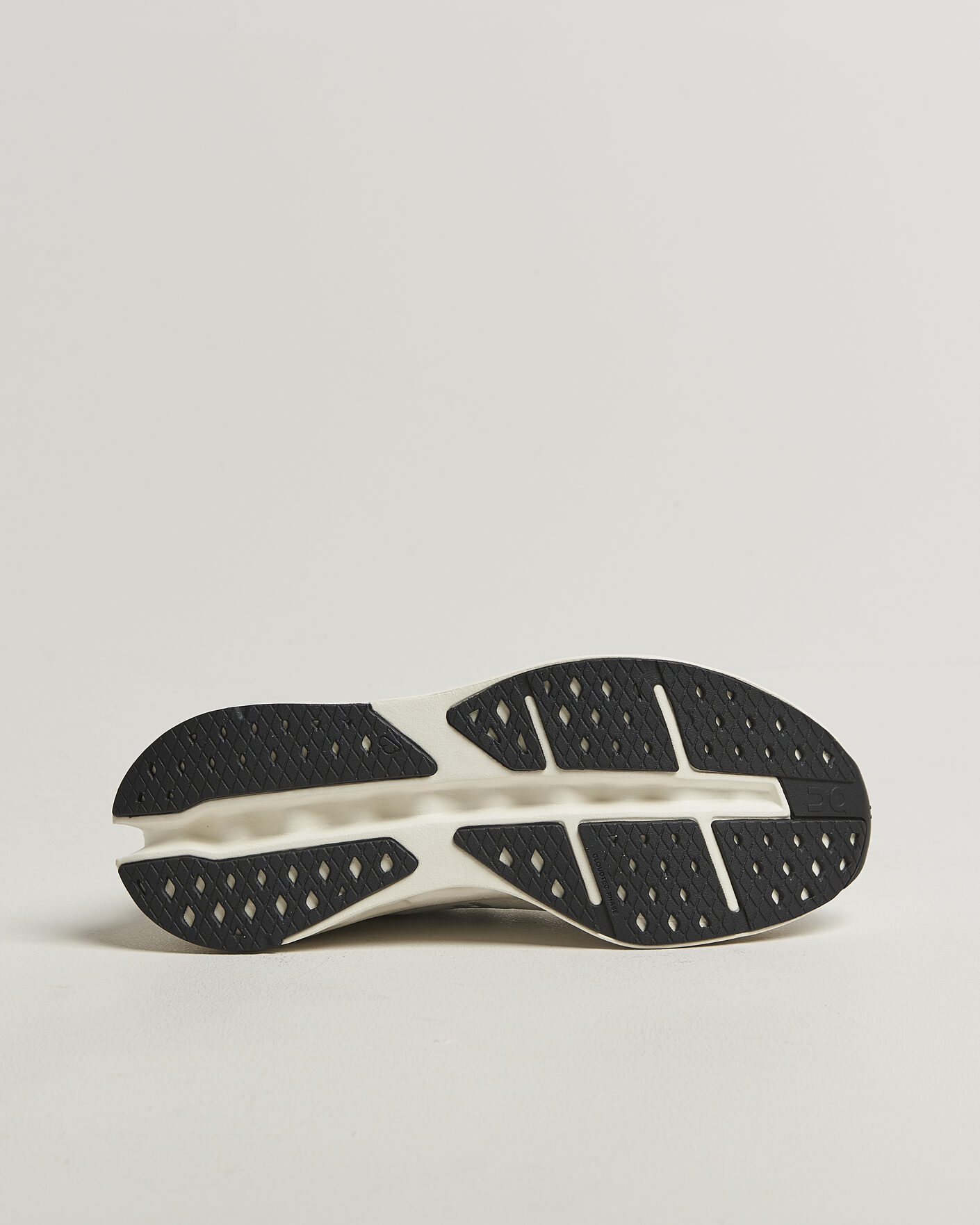 Herr | Löparskor | On | Cloudsurfer Max White/White