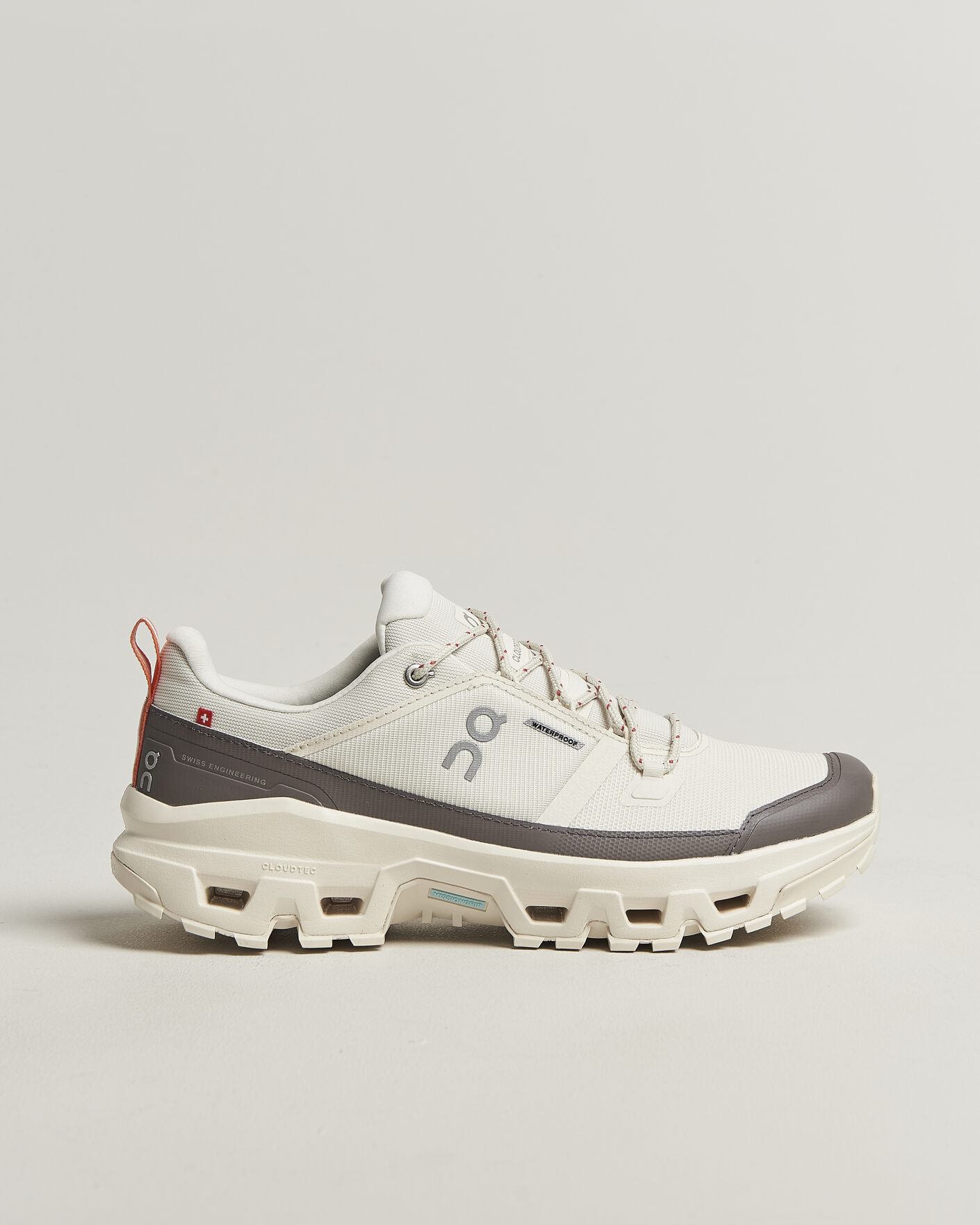 Herr | Trail Sneakers | On | Cloudrock Low Waterproof Ivory/Ivory