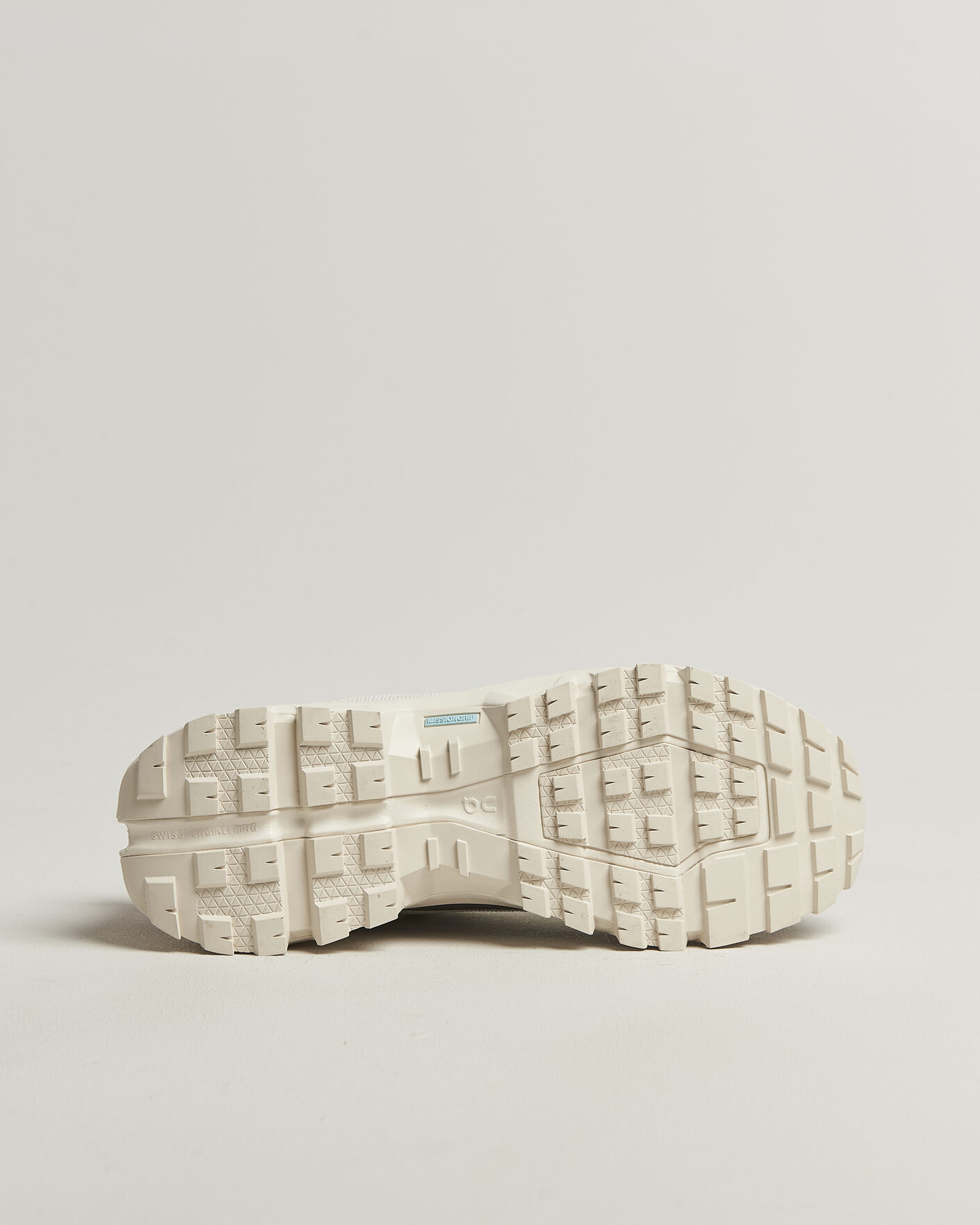 Herr | Trail Sneakers | On | Cloudrock Low Waterproof Ivory/Ivory