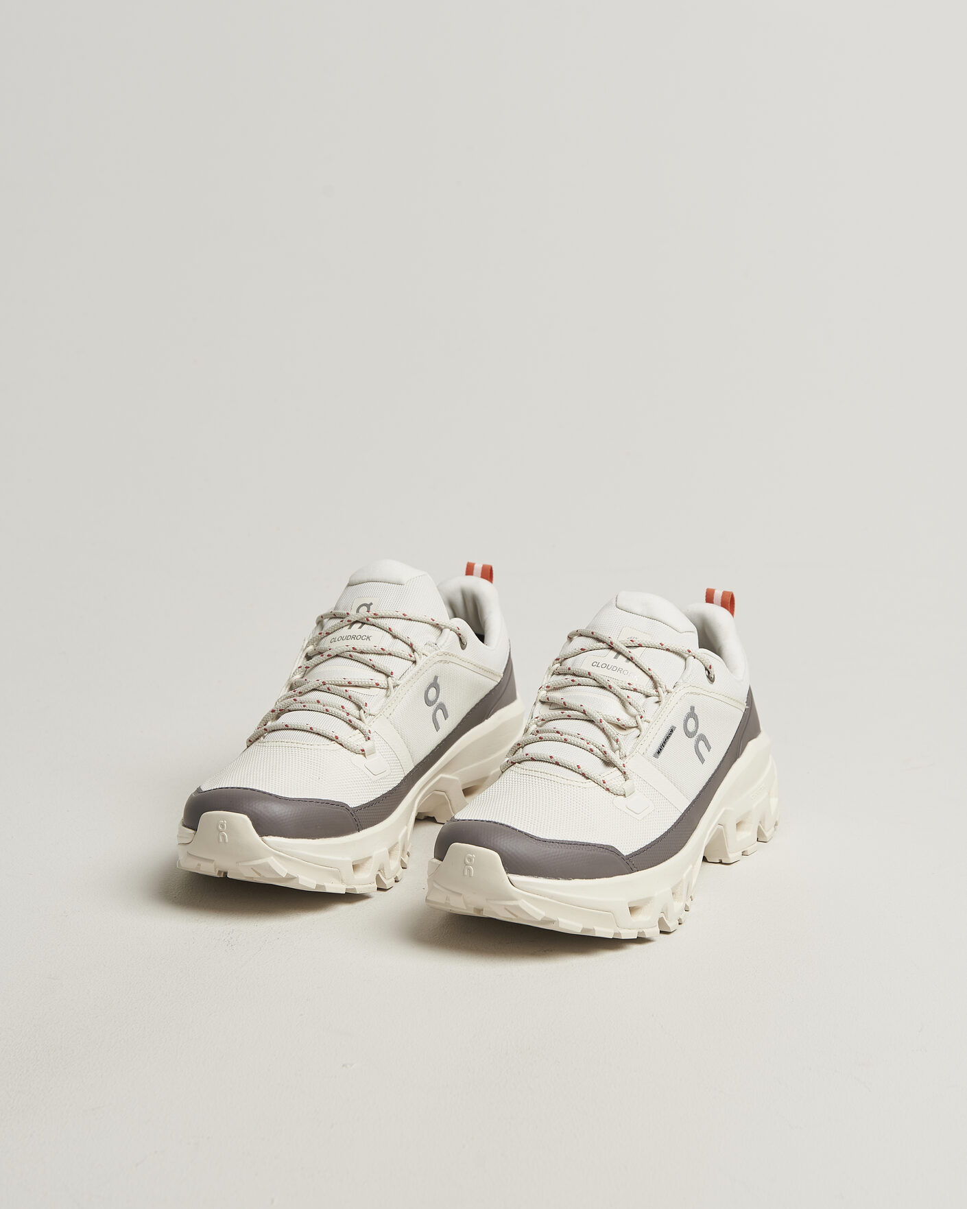 Herr | Trail Sneakers | On | Cloudrock Low Waterproof Ivory/Ivory