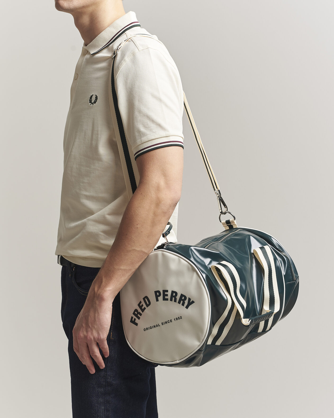 Herr | Väskor | Fred Perry | Classic Barrel Bag Grassroots Green/Ecru