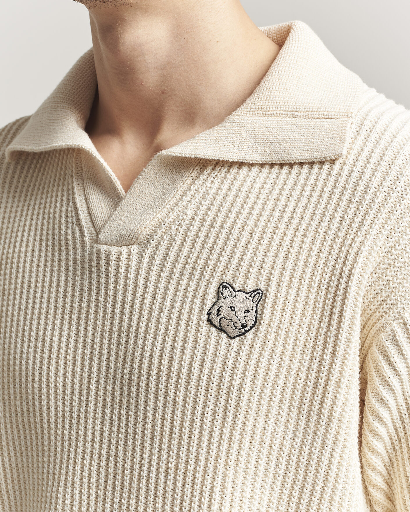 Herr | Pikéer | Maison Kitsuné | Tonal Fox Head Rib Knitted Polo Sandshell